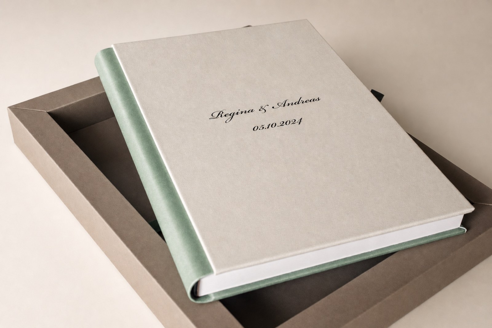 Personalisiertes Hochzeitsalbum in seiner Präsentationsbox
