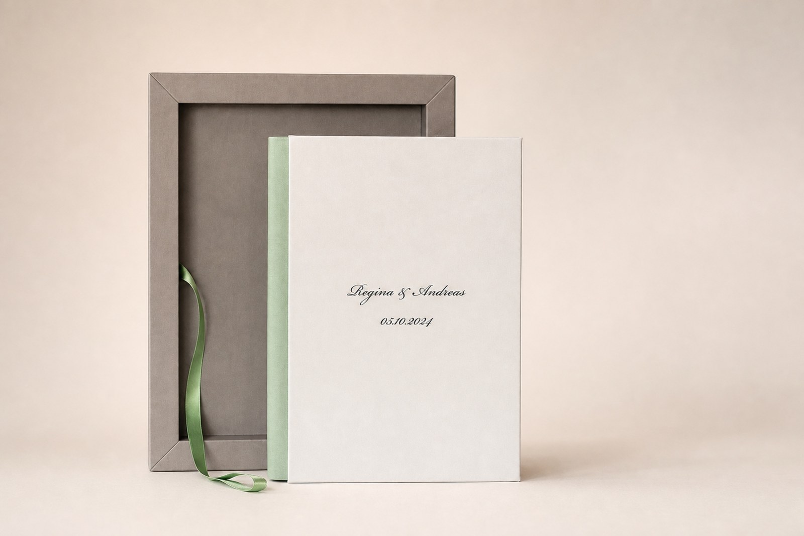 Personalisiertes Hochzeitsalbum stehend vor seiner geöffneten Schutzbox
