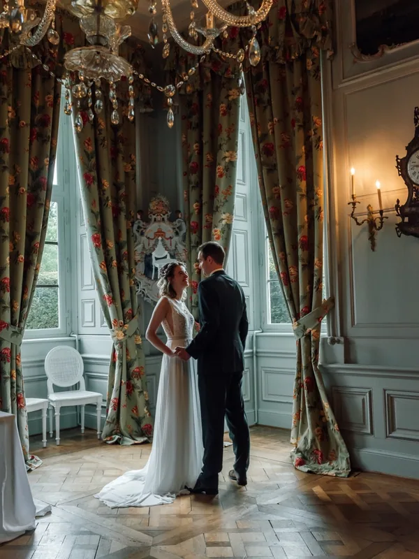 Photo by Natalia | Hochzeitsfotografin in Kassel, Germany. May be an image of candle holder, gown, chandelier, wedding and text.