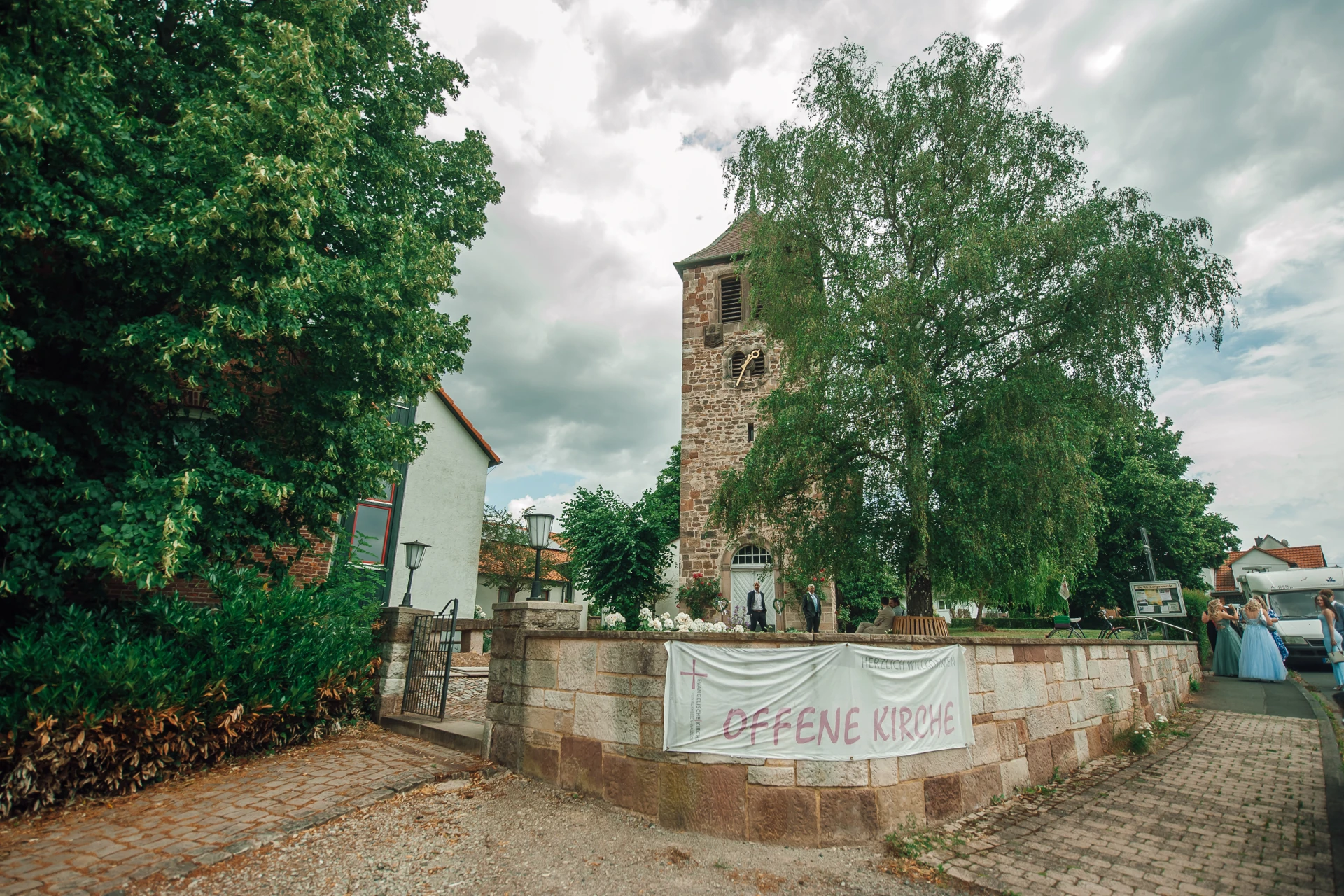 Ankommen und Einzug bei der kirchlichen Hochzeit von Sarah und Tobias in Sandershausen