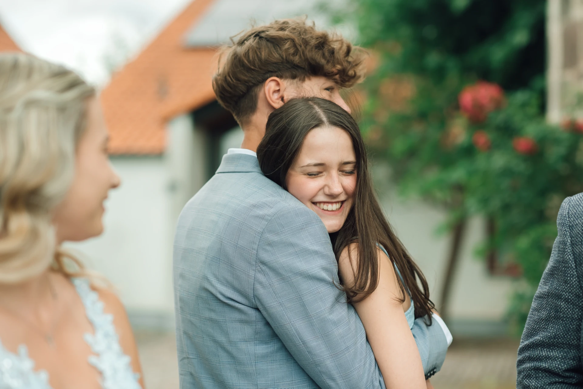 Ankommen und Einzug bei der kirchlichen Hochzeit von Sarah und Tobias in Sandershausen