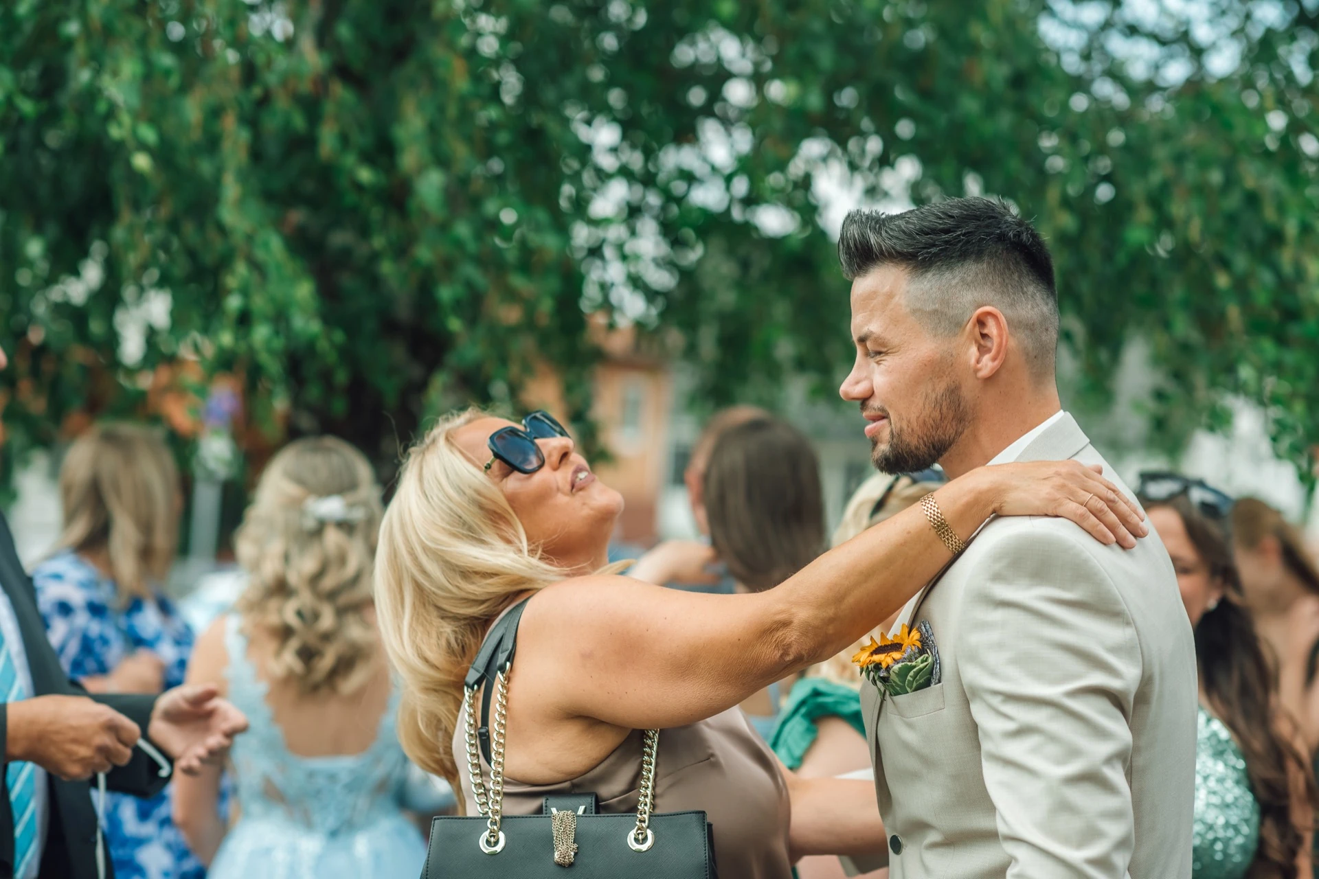 Ankommen und Einzug bei der kirchlichen Hochzeit von Sarah und Tobias in Sandershausen