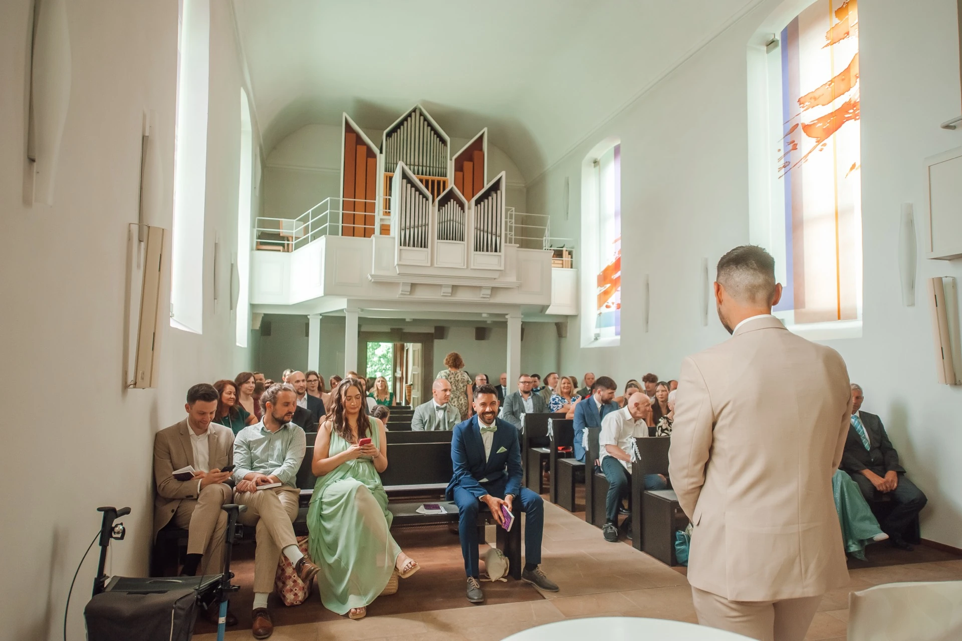 Ankommen und Einzug bei der kirchlichen Hochzeit von Sarah und Tobias in Sandershausen