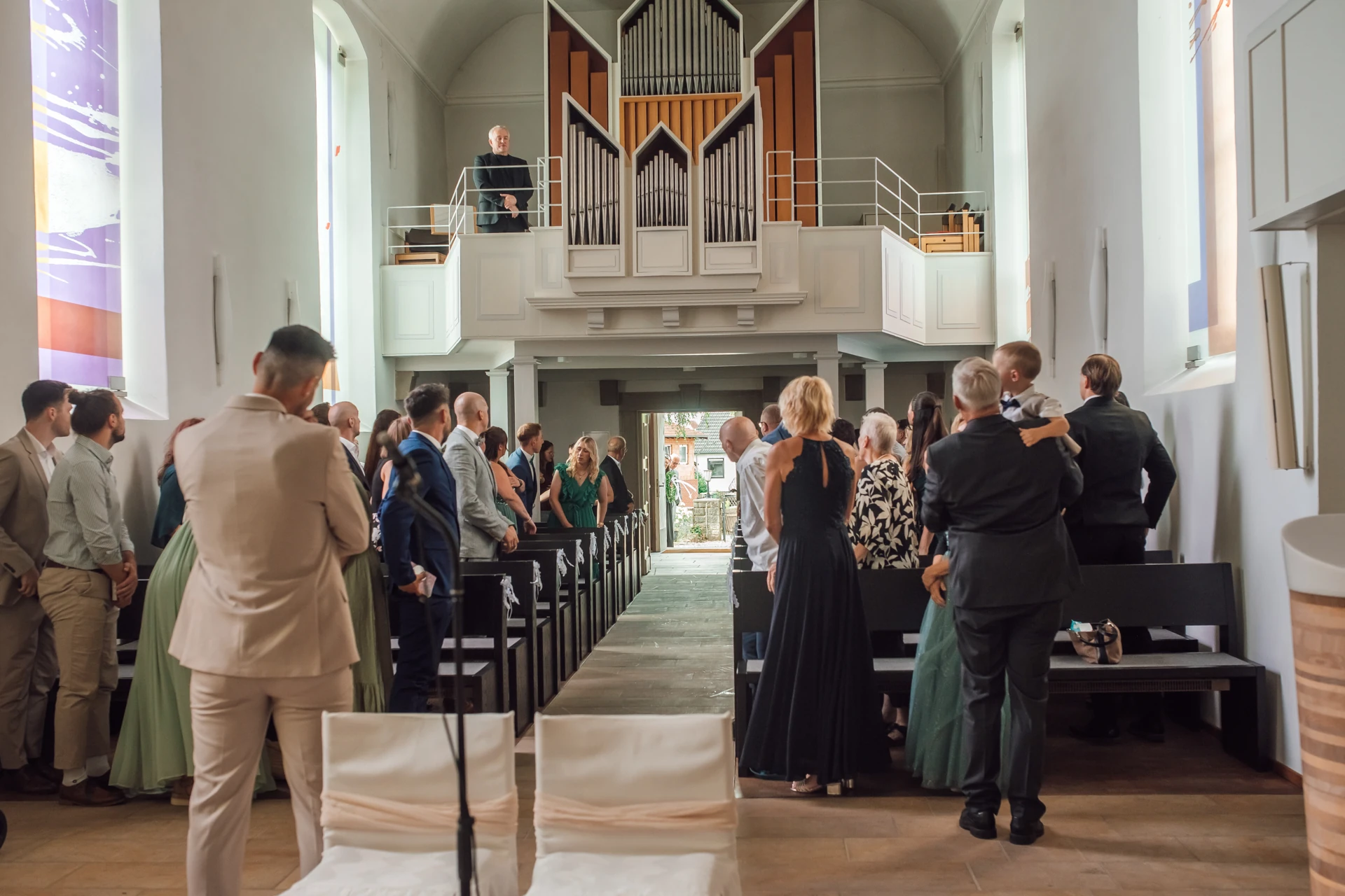Ankommen und Einzug bei der kirchlichen Hochzeit von Sarah und Tobias in Sandershausen