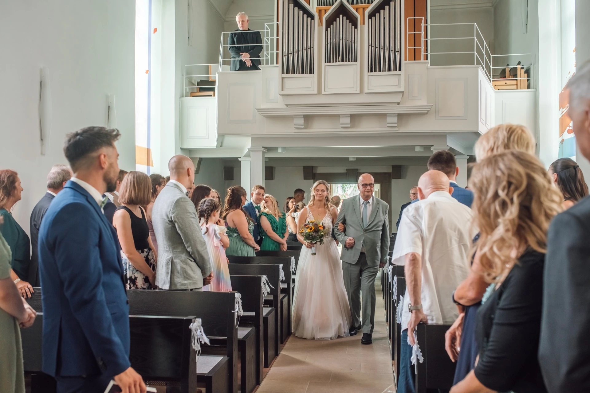 Ankommen und Einzug bei der kirchlichen Hochzeit von Sarah und Tobias in Sandershausen
