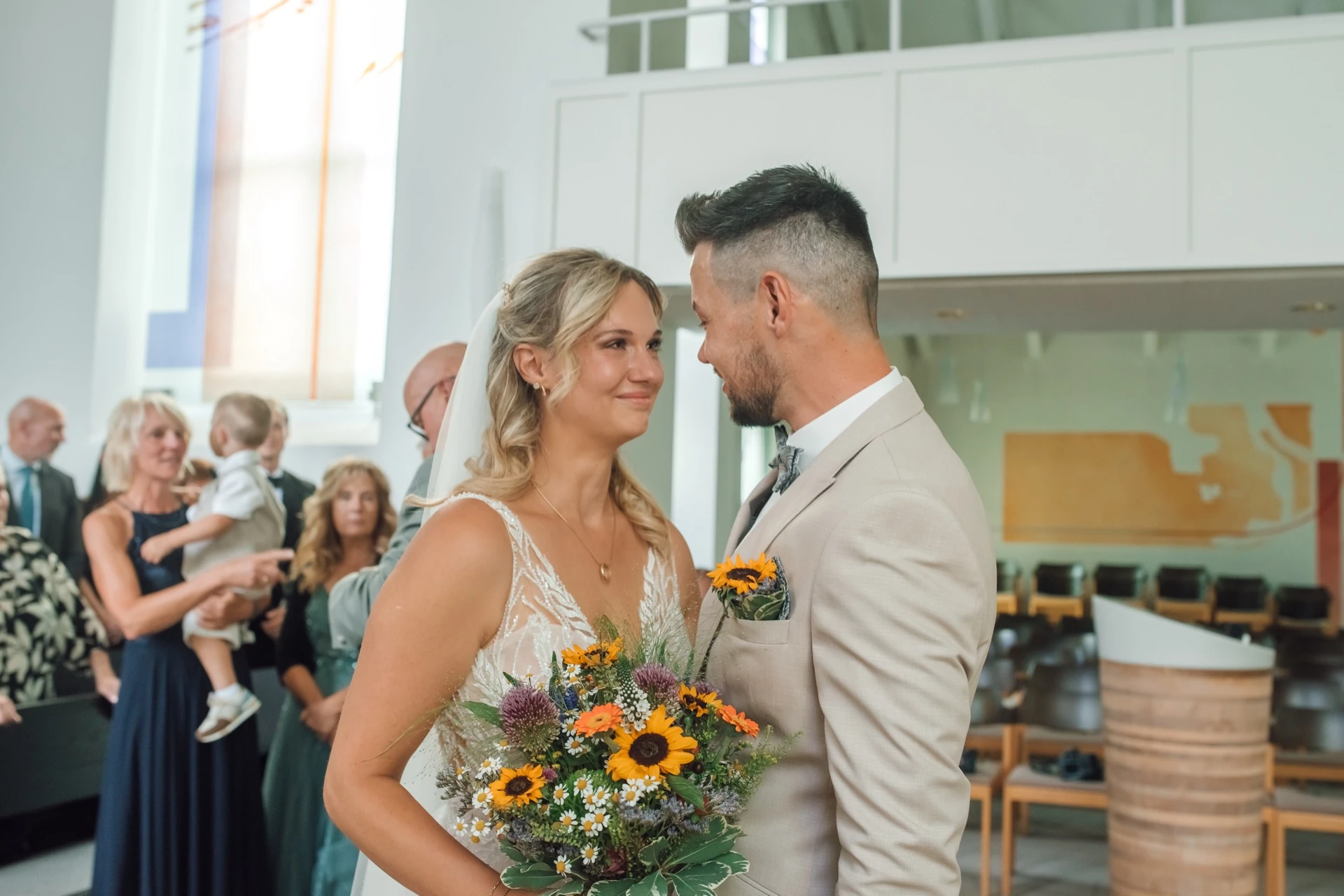 Ankommen und Einzug bei der kirchlichen Hochzeit von Sarah und Tobias in Sandershausen