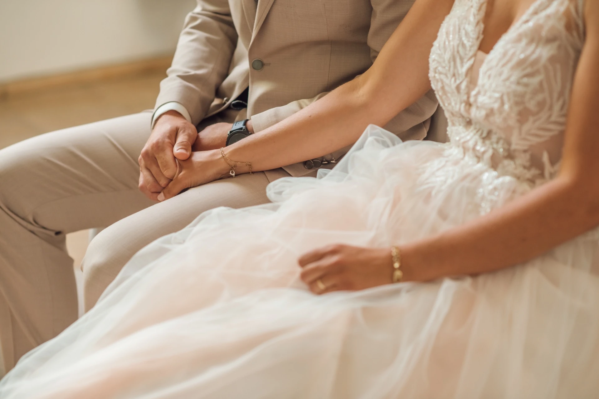 Ankommen und Einzug bei der kirchlichen Hochzeit von Sarah und Tobias in Sandershausen