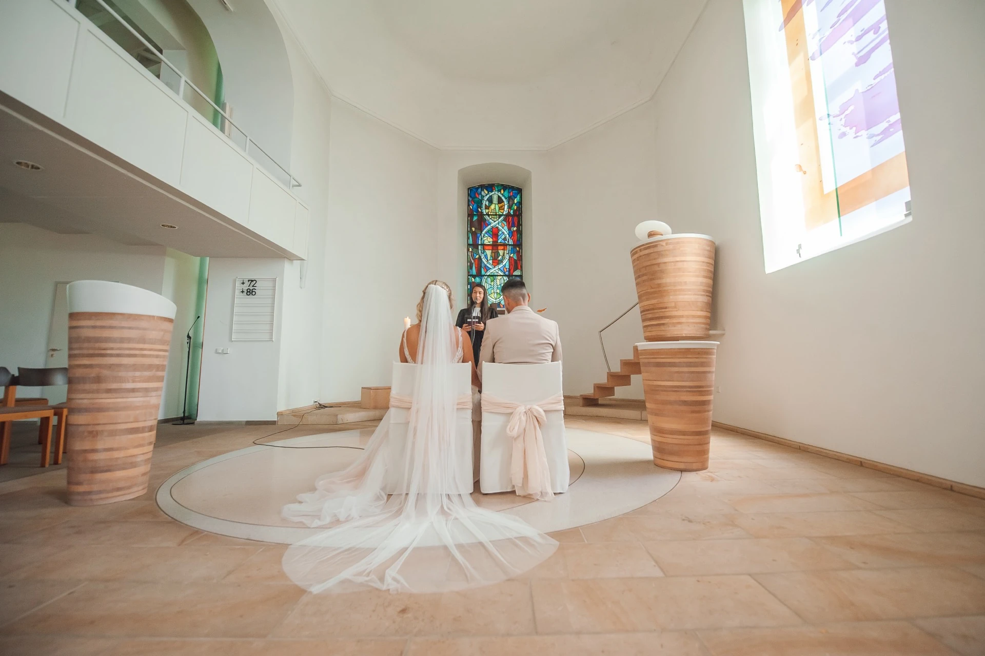 Ankommen und Einzug bei der kirchlichen Hochzeit von Sarah und Tobias in Sandershausen