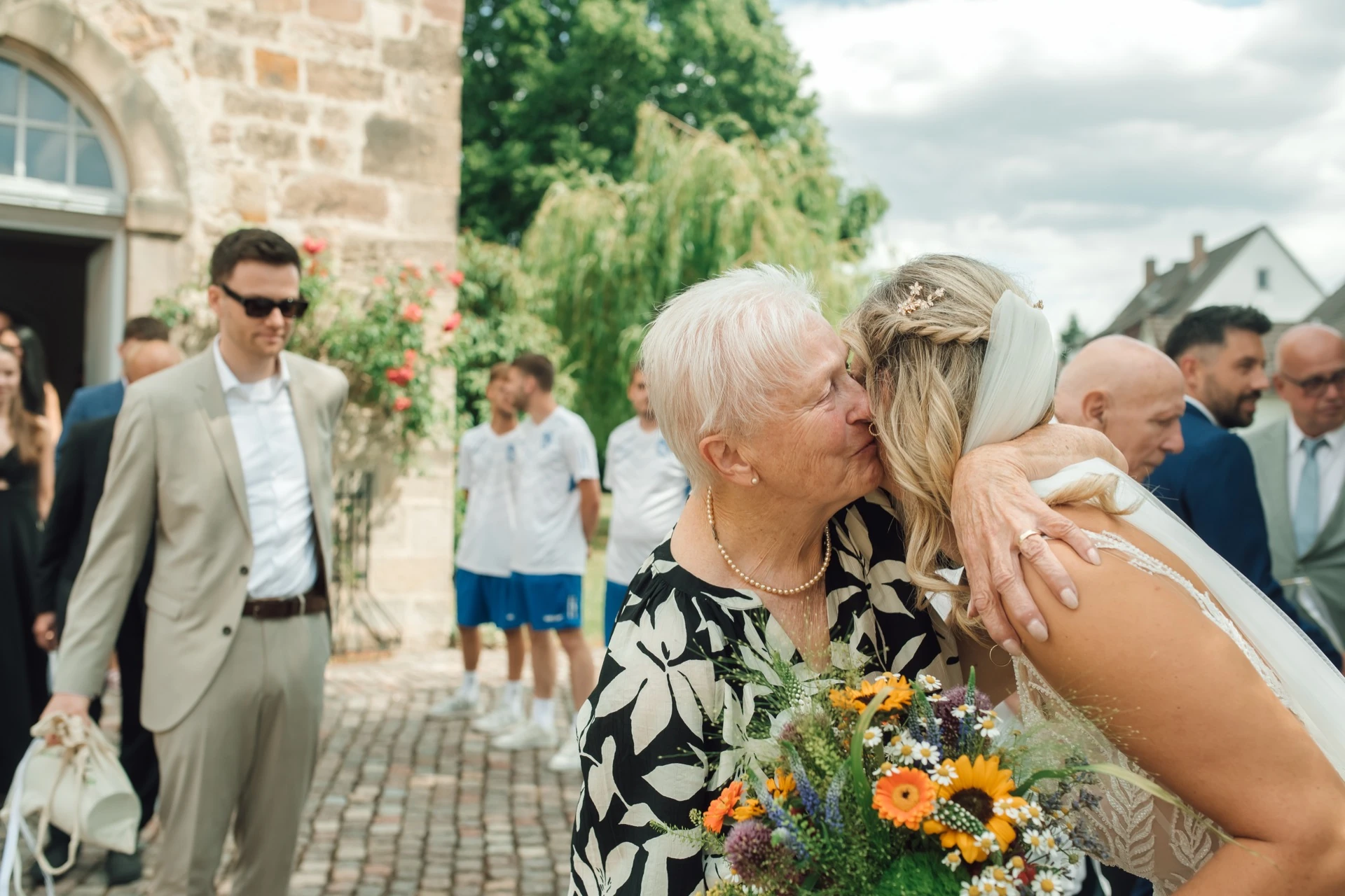 Gratulationen und Spalier vor der Evangelischen Kirche Sandershausen