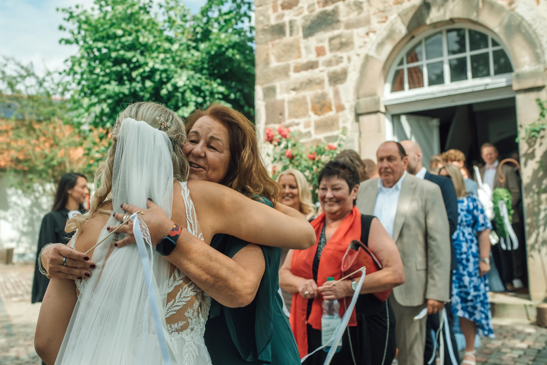 Gratulationen und Spalier vor der Evangelischen Kirche Sandershausen
