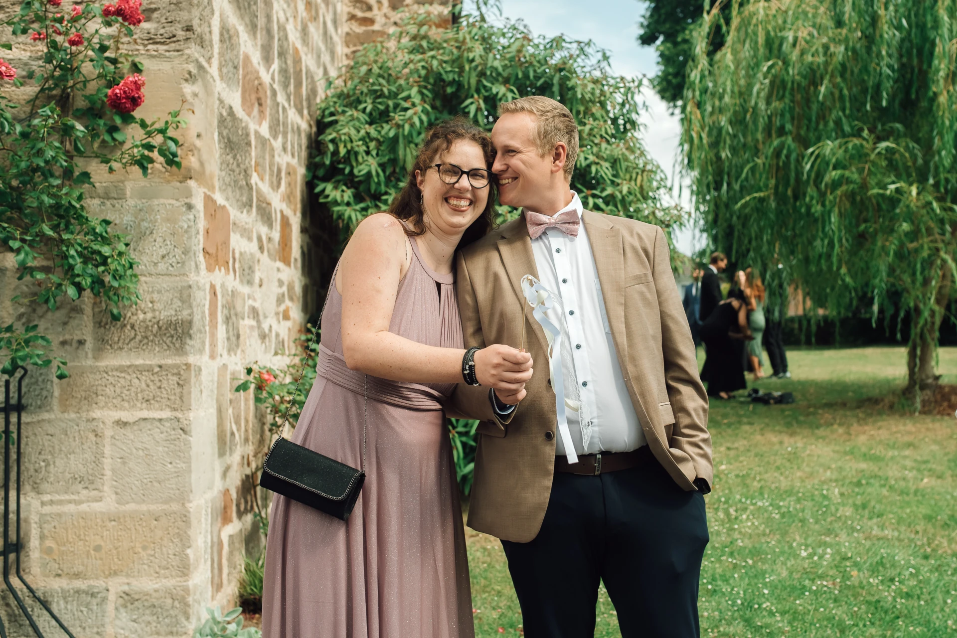 Gratulationen und Spalier vor der Evangelischen Kirche Sandershausen