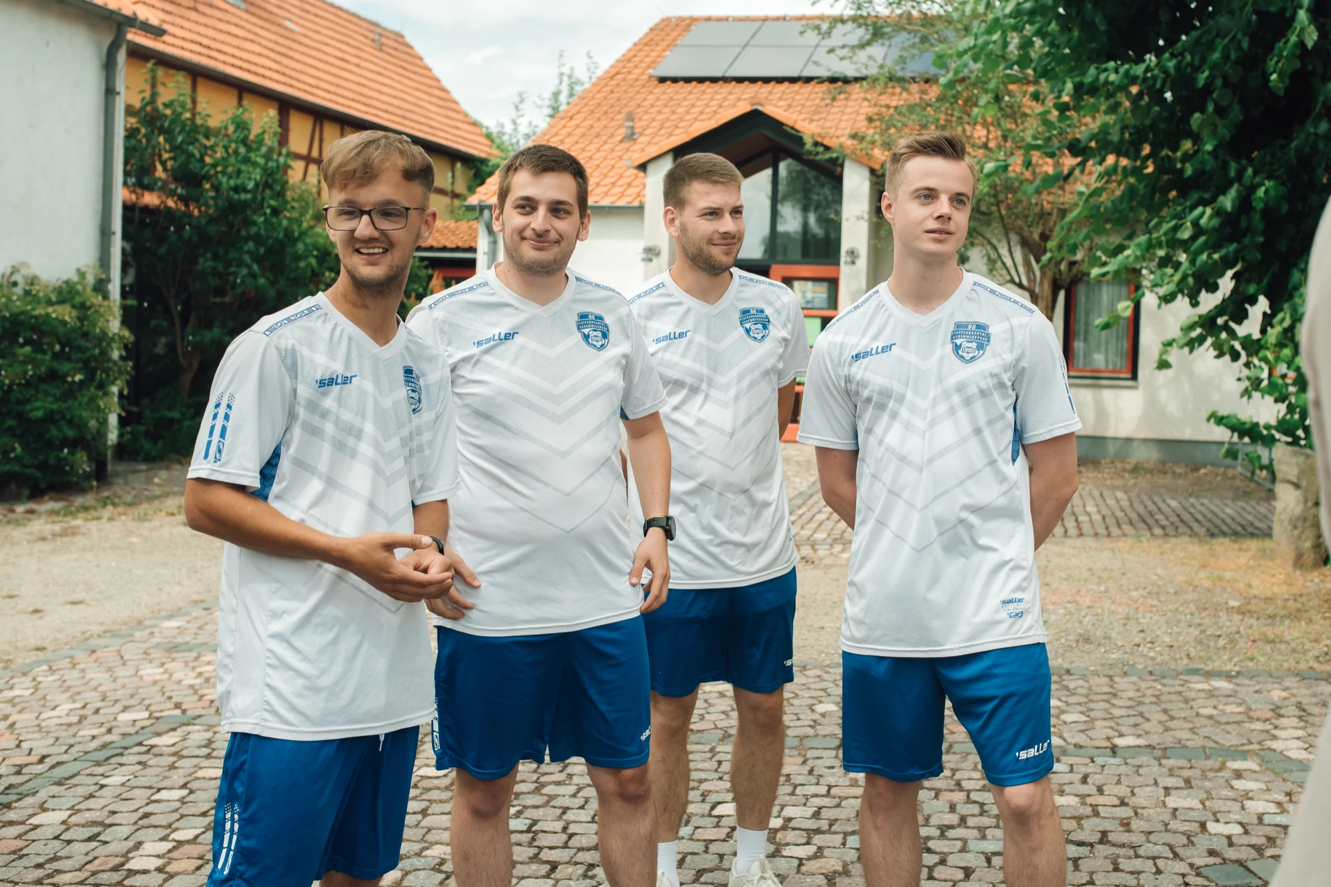 Gratulationen und Spalier vor der Evangelischen Kirche Sandershausen