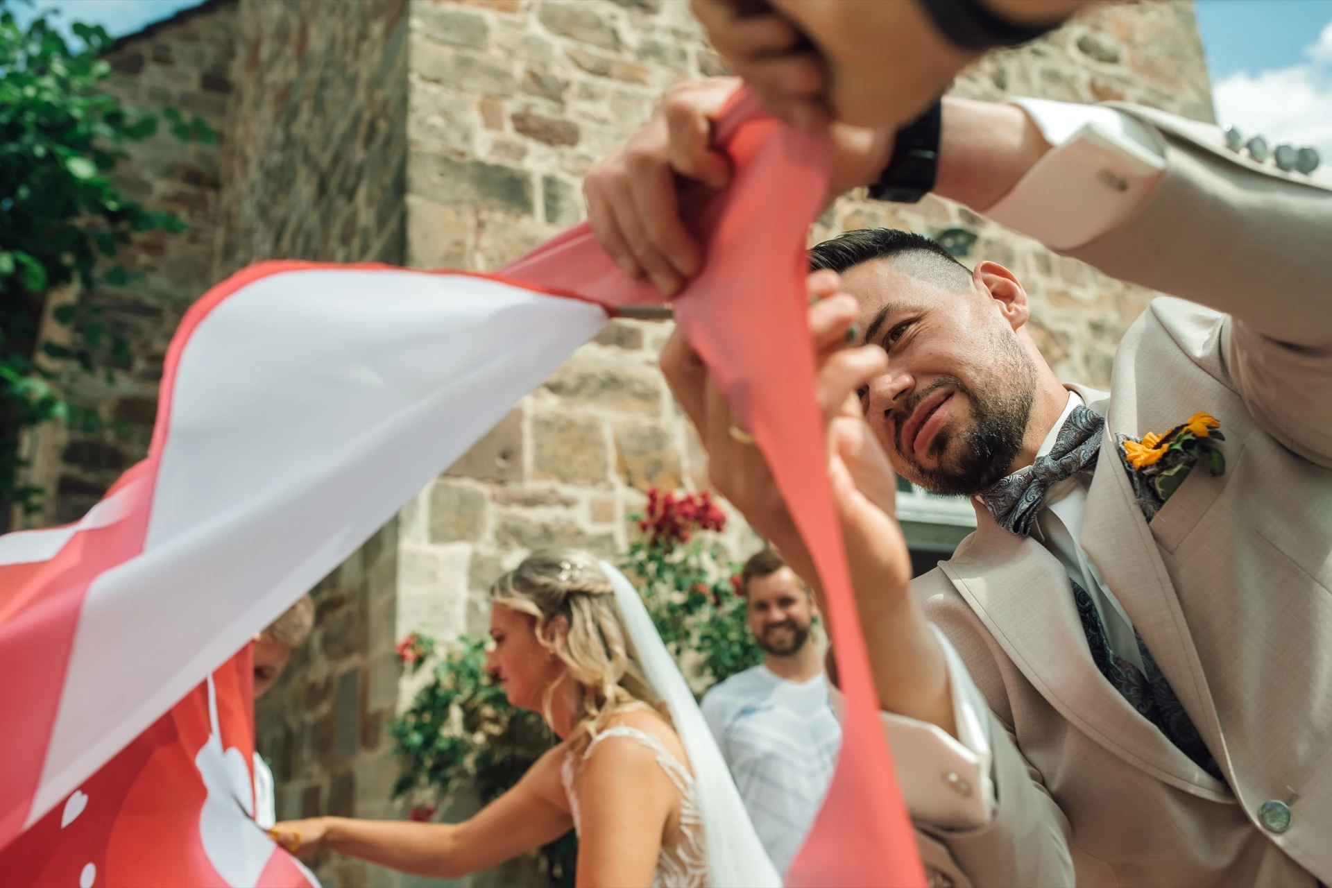 Gratulationen und Spalier vor der Evangelischen Kirche Sandershausen