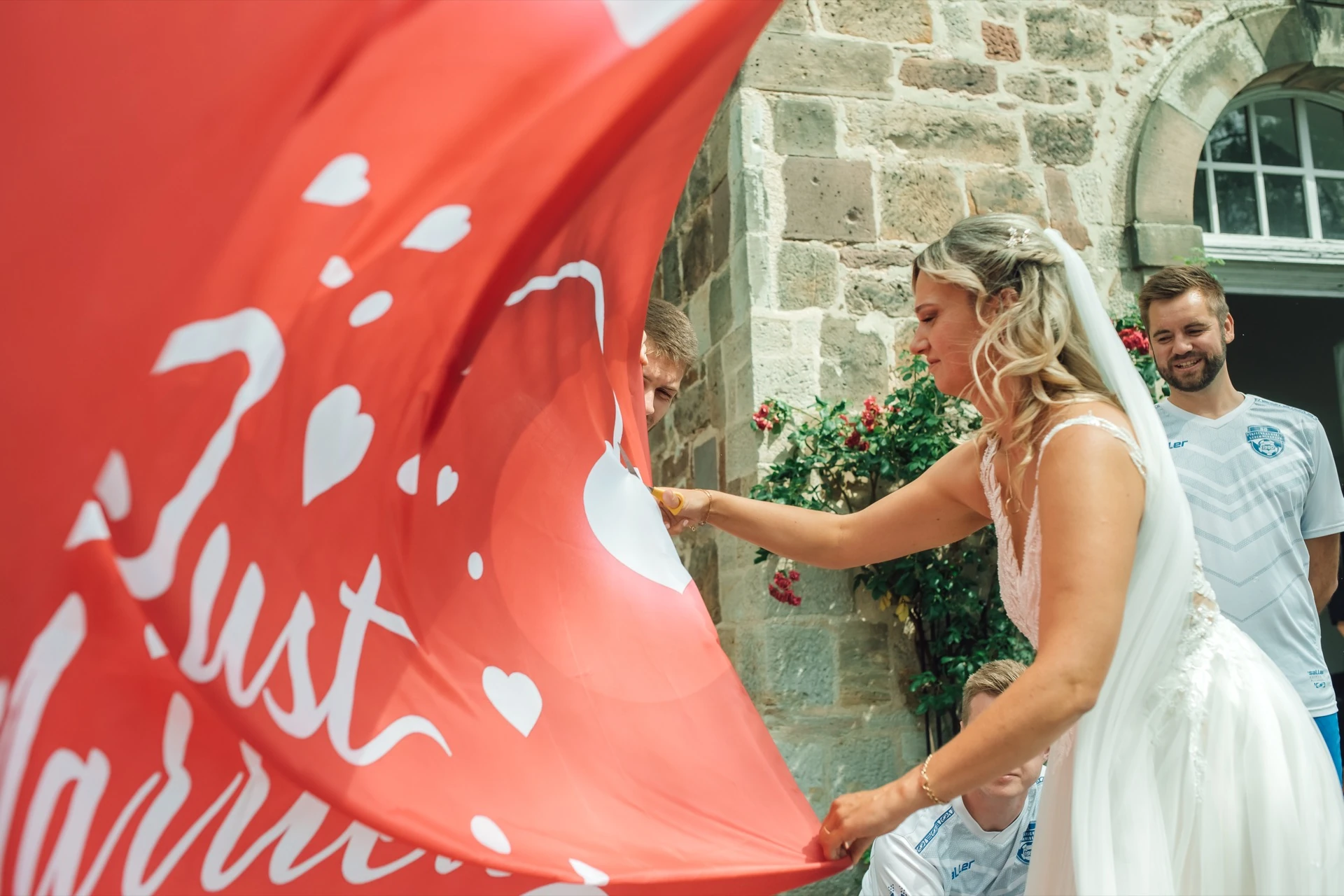Gratulationen und Spalier vor der Evangelischen Kirche Sandershausen