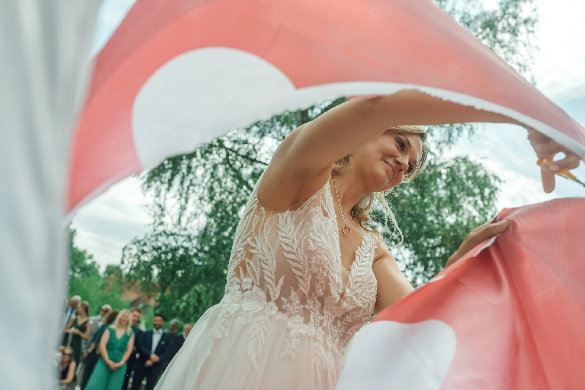 Gratulationen und Spalier vor der Evangelischen Kirche Sandershausen