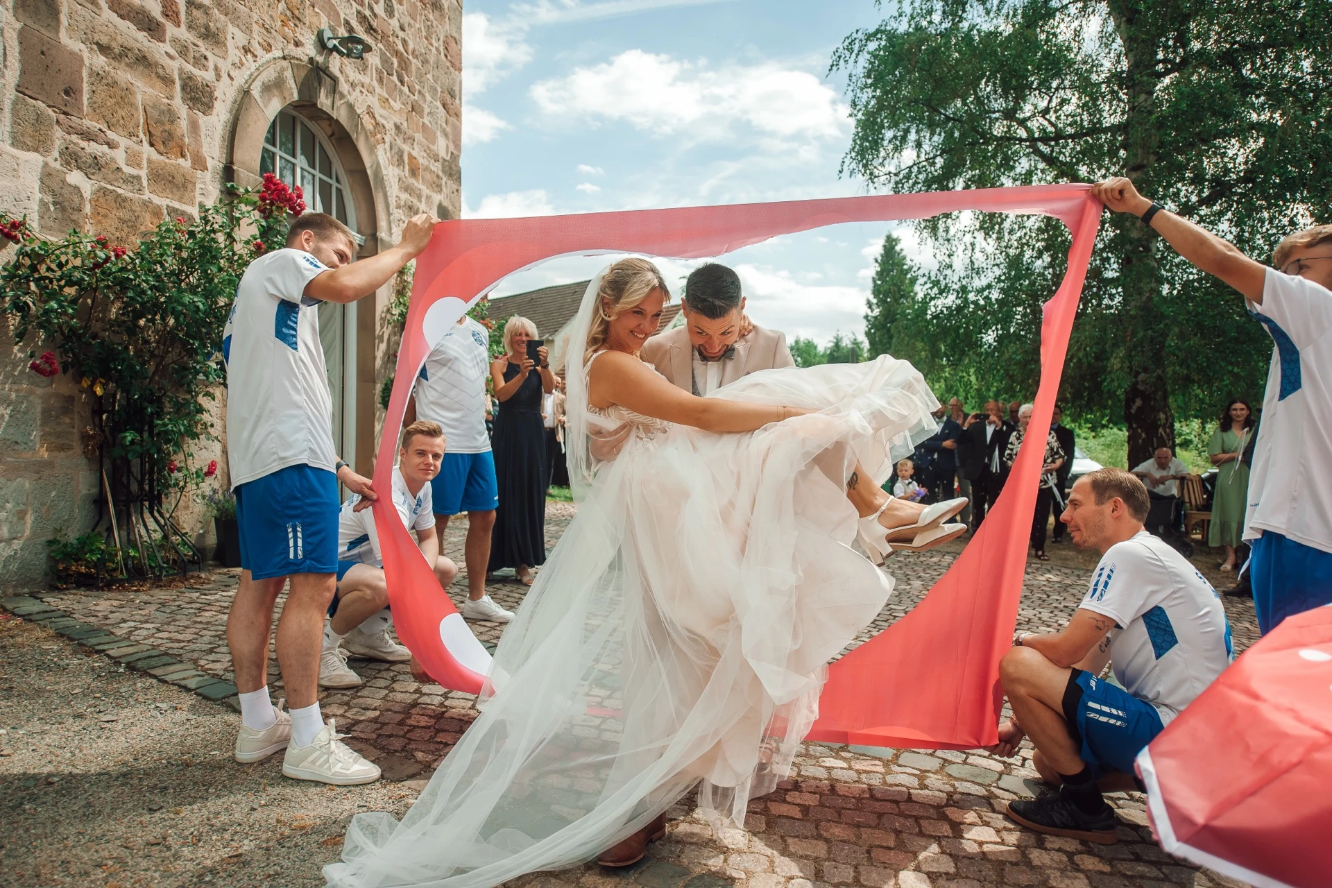 Gratulationen und Spalier vor der Evangelischen Kirche Sandershausen
