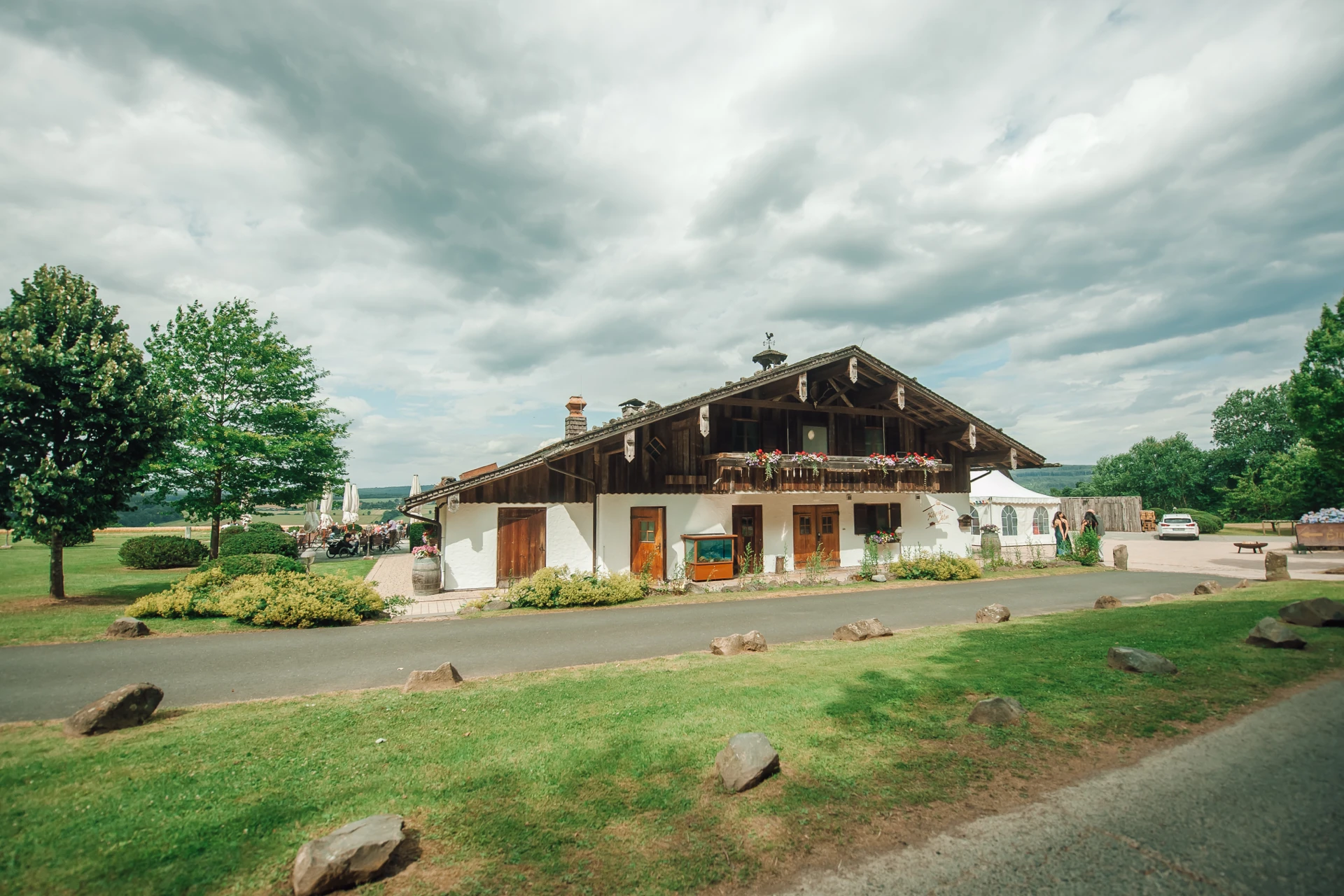 Außenansicht der Königsalm bei der Hochzeit von Sarah und Tobias