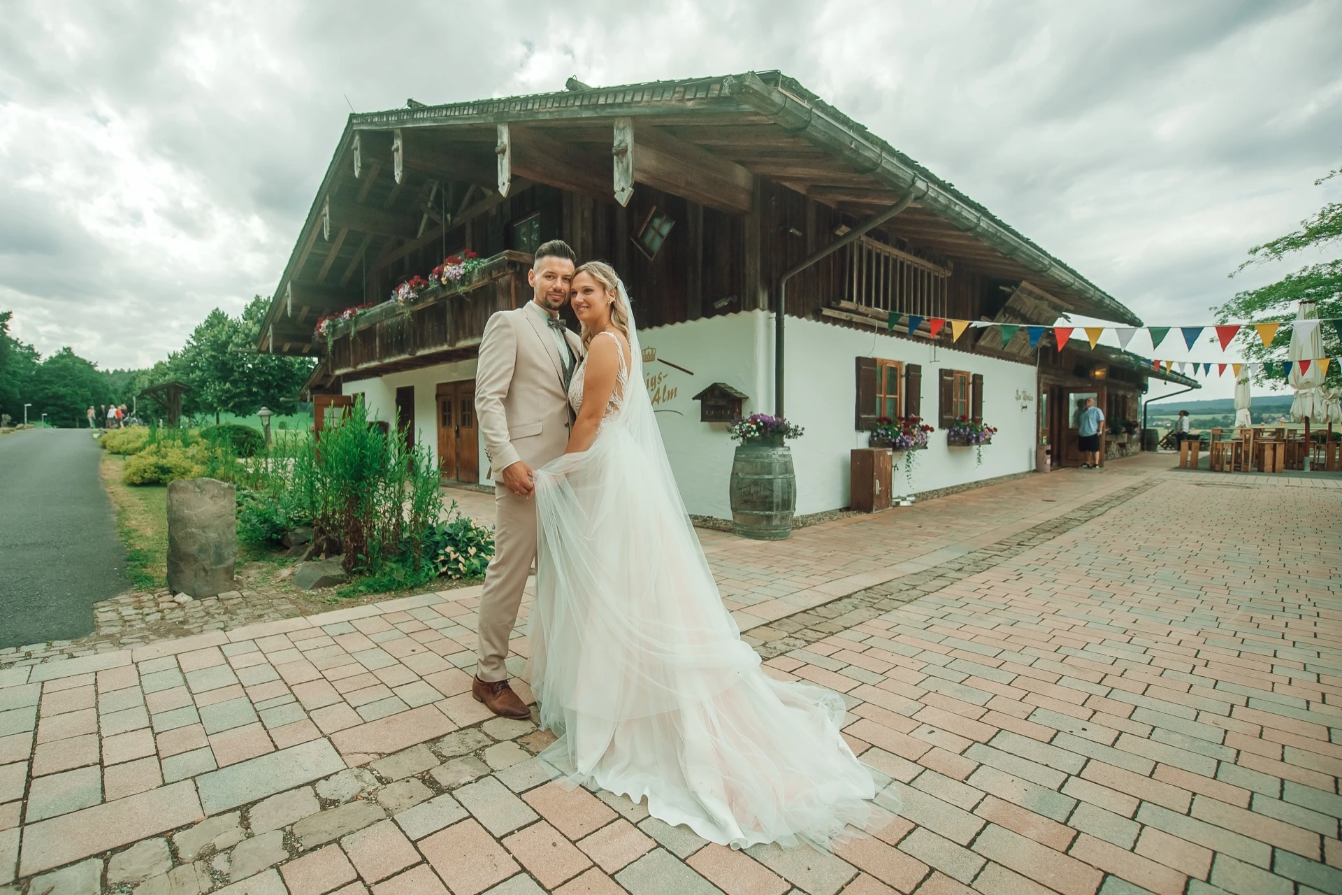 Gäste beim Sektempfang auf der Königsalm in Nieste