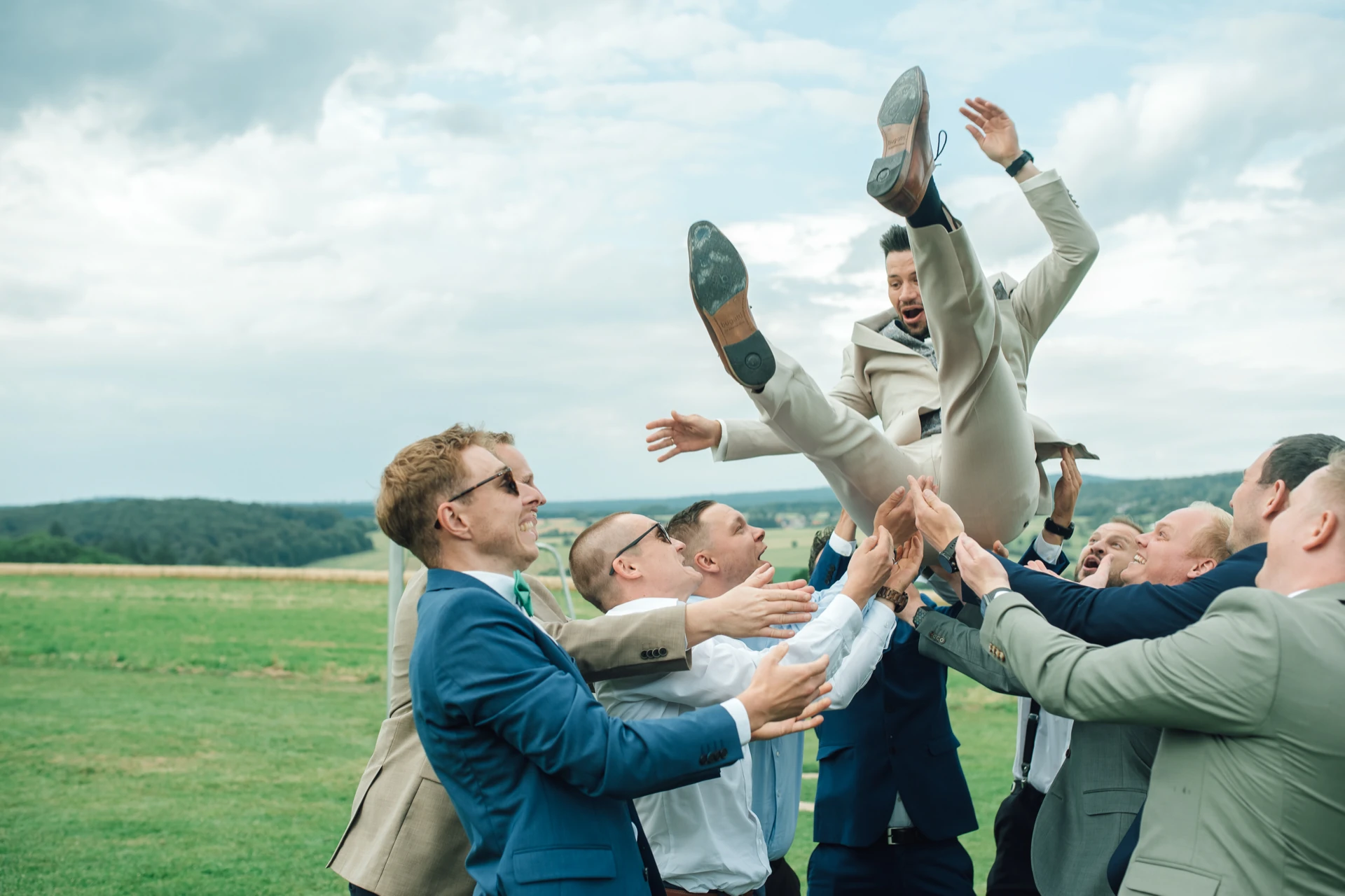 Paar- und Gästefotos bei der Hochzeit von Sarah und Tobias auf der Königsalm in Nieste