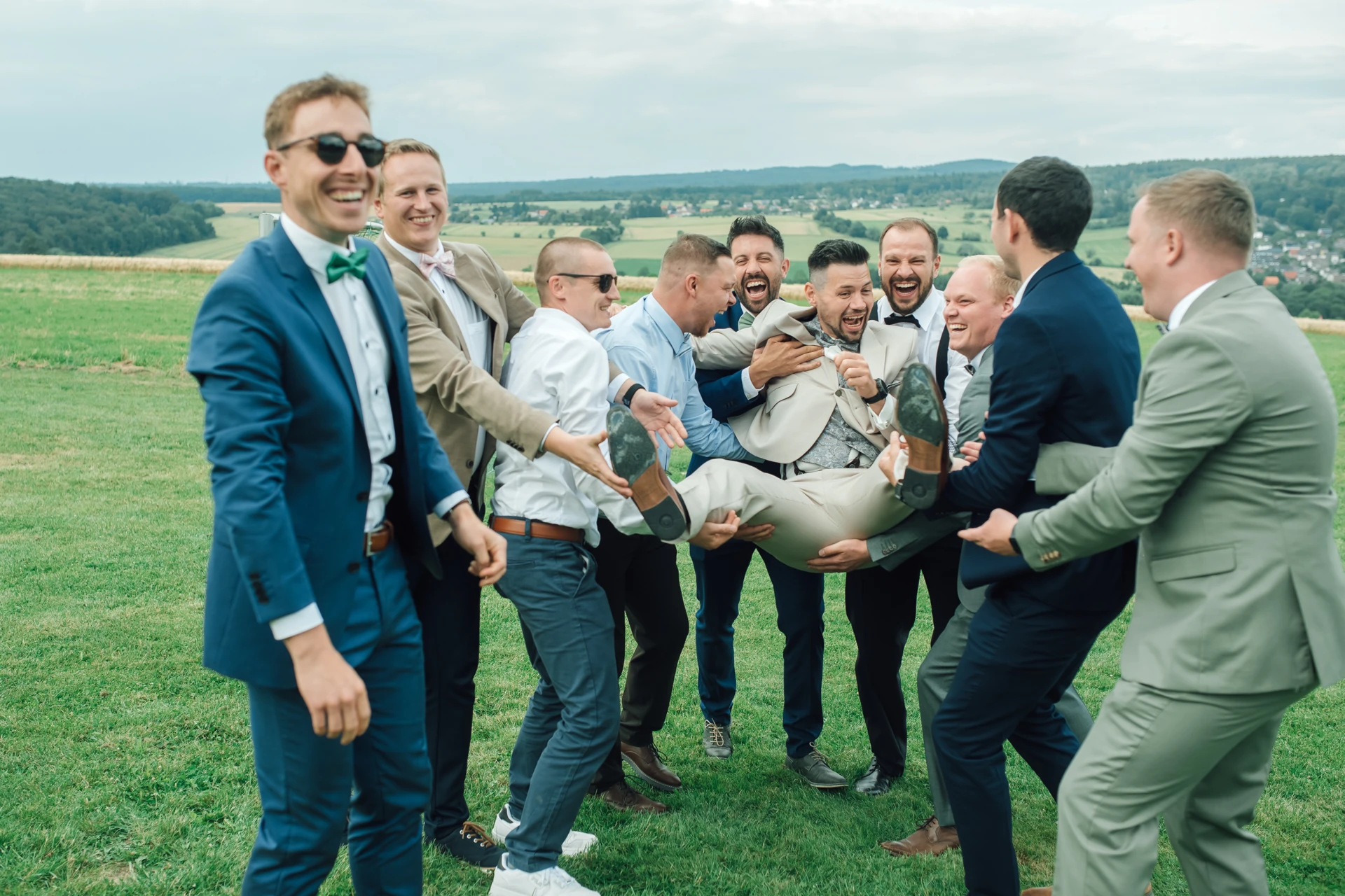 Paar- und Gästefotos bei der Hochzeit von Sarah und Tobias auf der Königsalm in Nieste