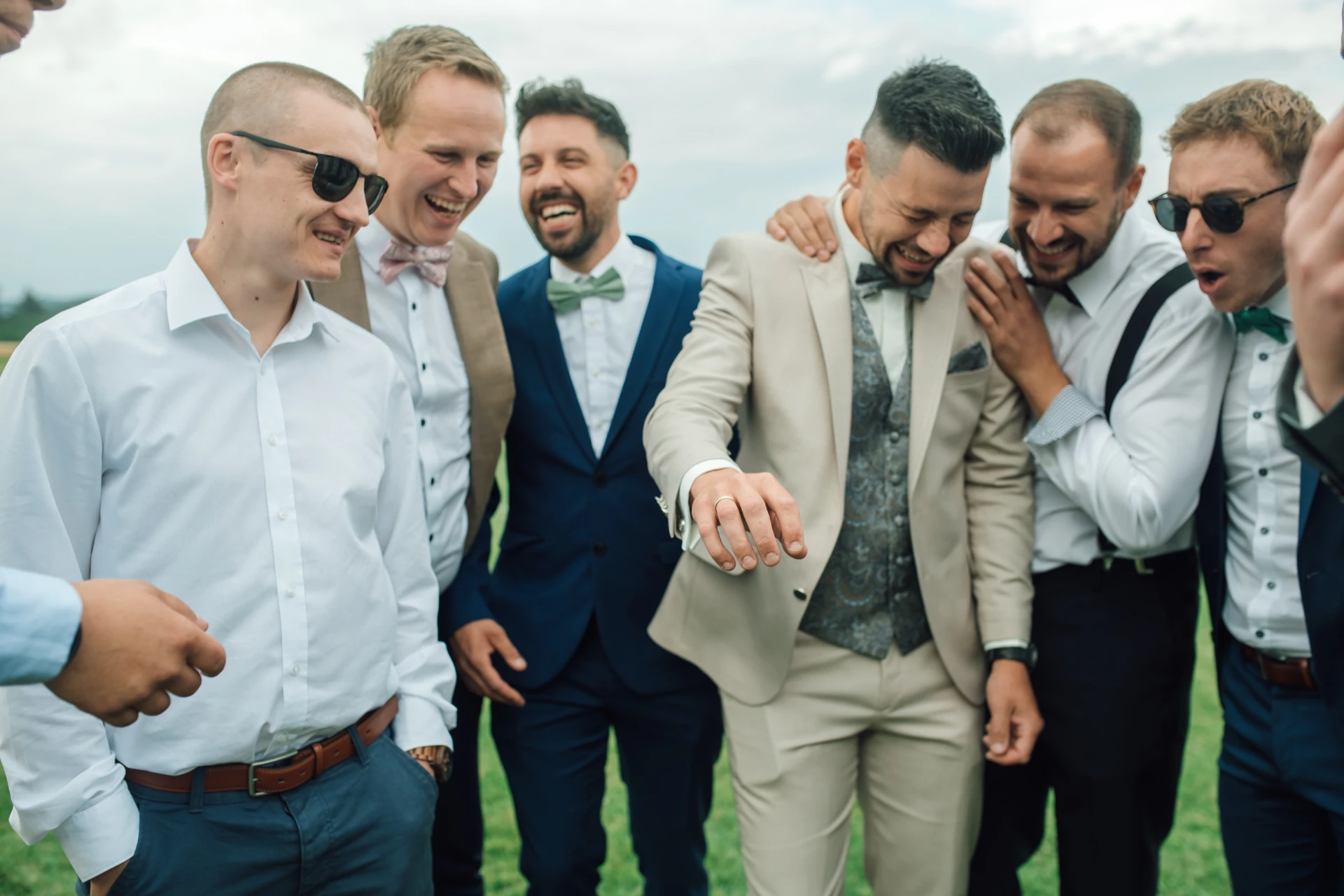 Paar- und Gästefotos bei der Hochzeit von Sarah und Tobias auf der Königsalm in Nieste