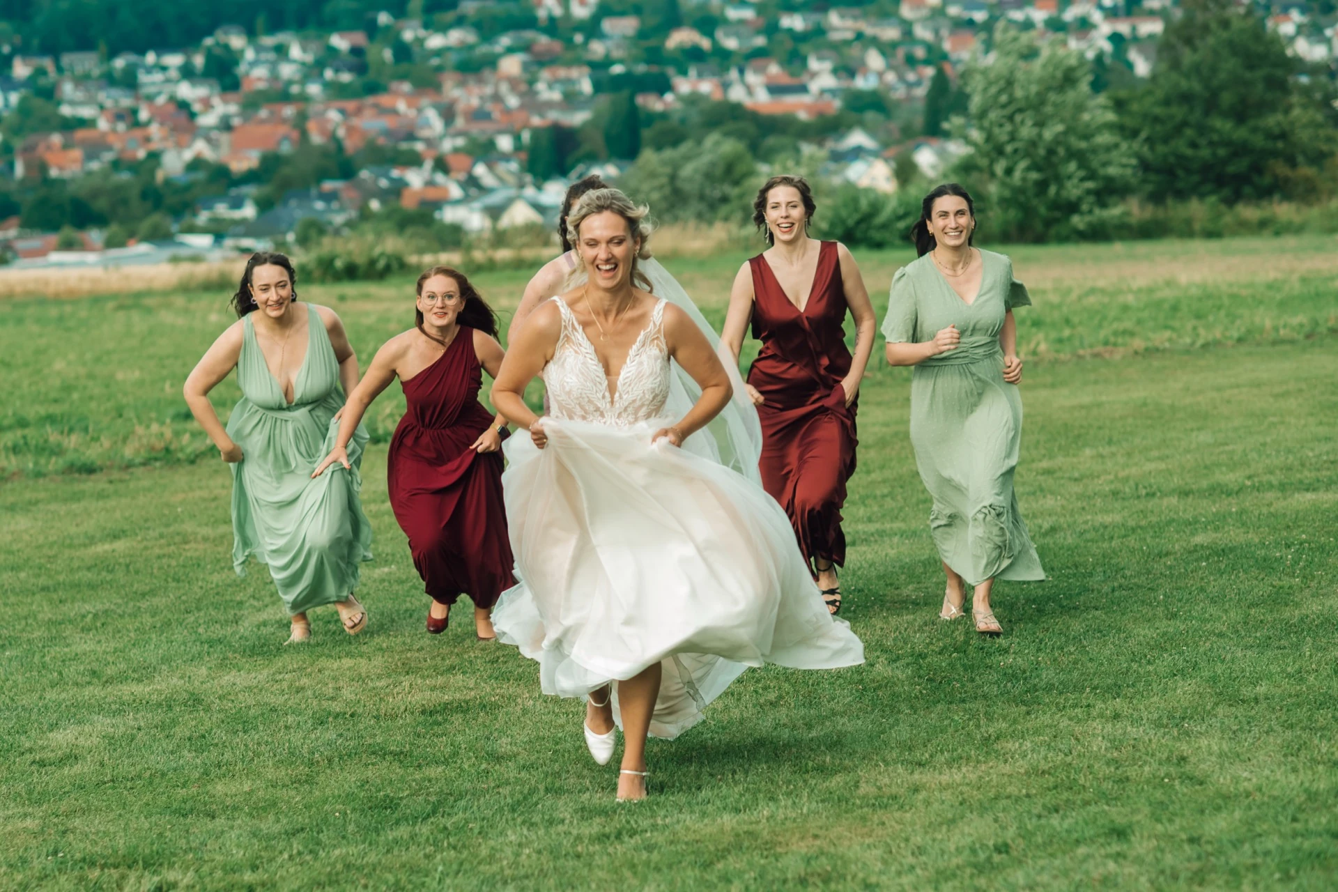Paar- und Gästefotos bei der Hochzeit von Sarah und Tobias auf der Königsalm in Nieste