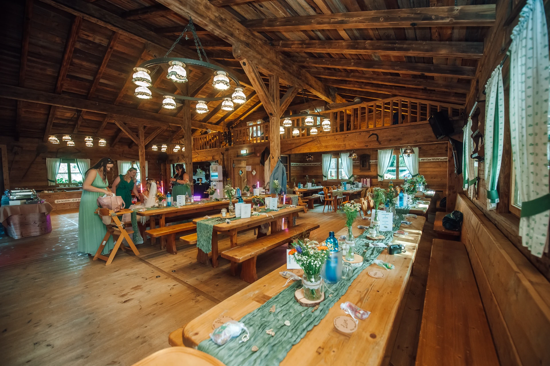 Festlich gedeckte Königsalm für die Hochzeit von Sarah und Tobias