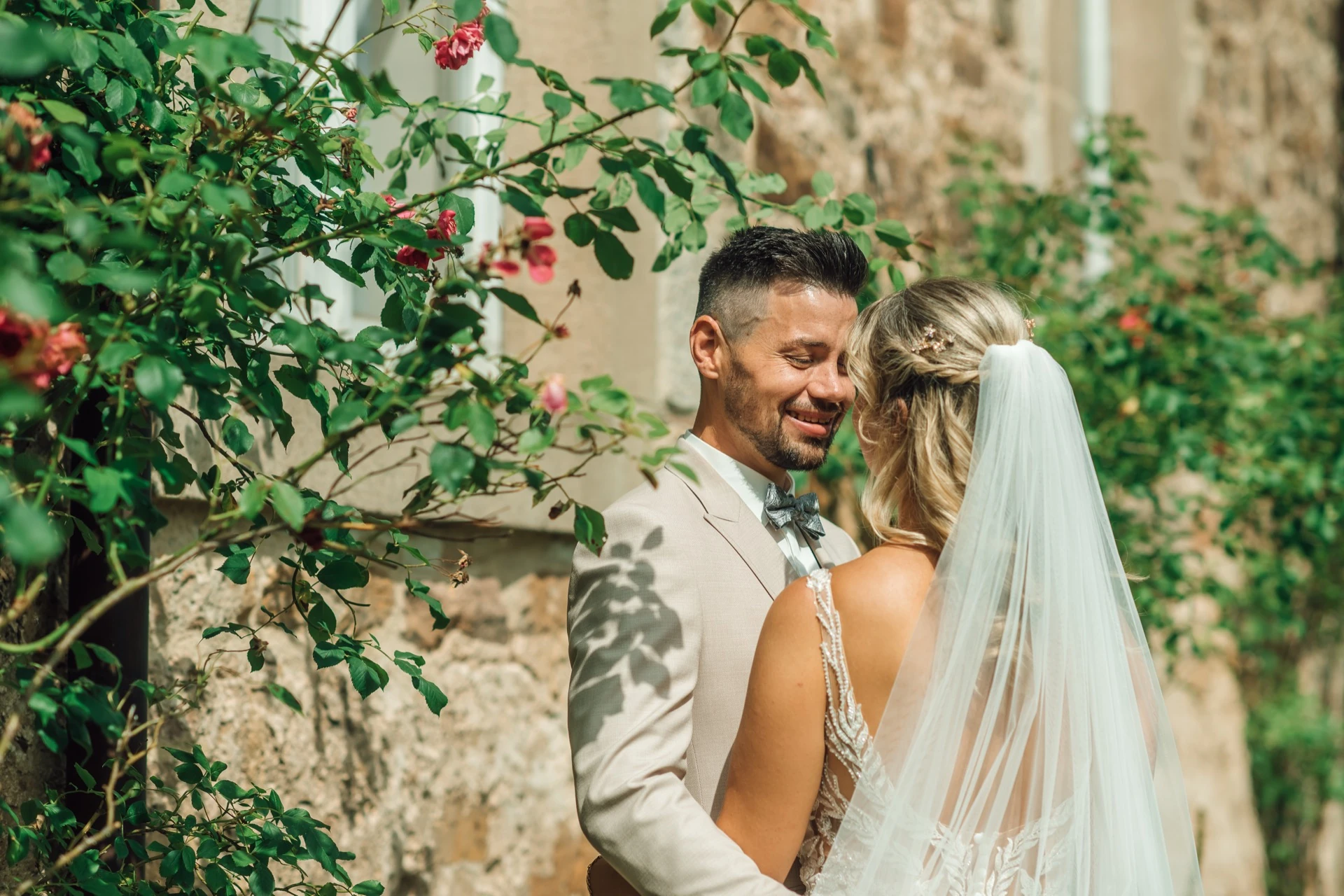 Sarah und Tobias beim Brautpaar-Shooting an der Kirche in Sandershausen