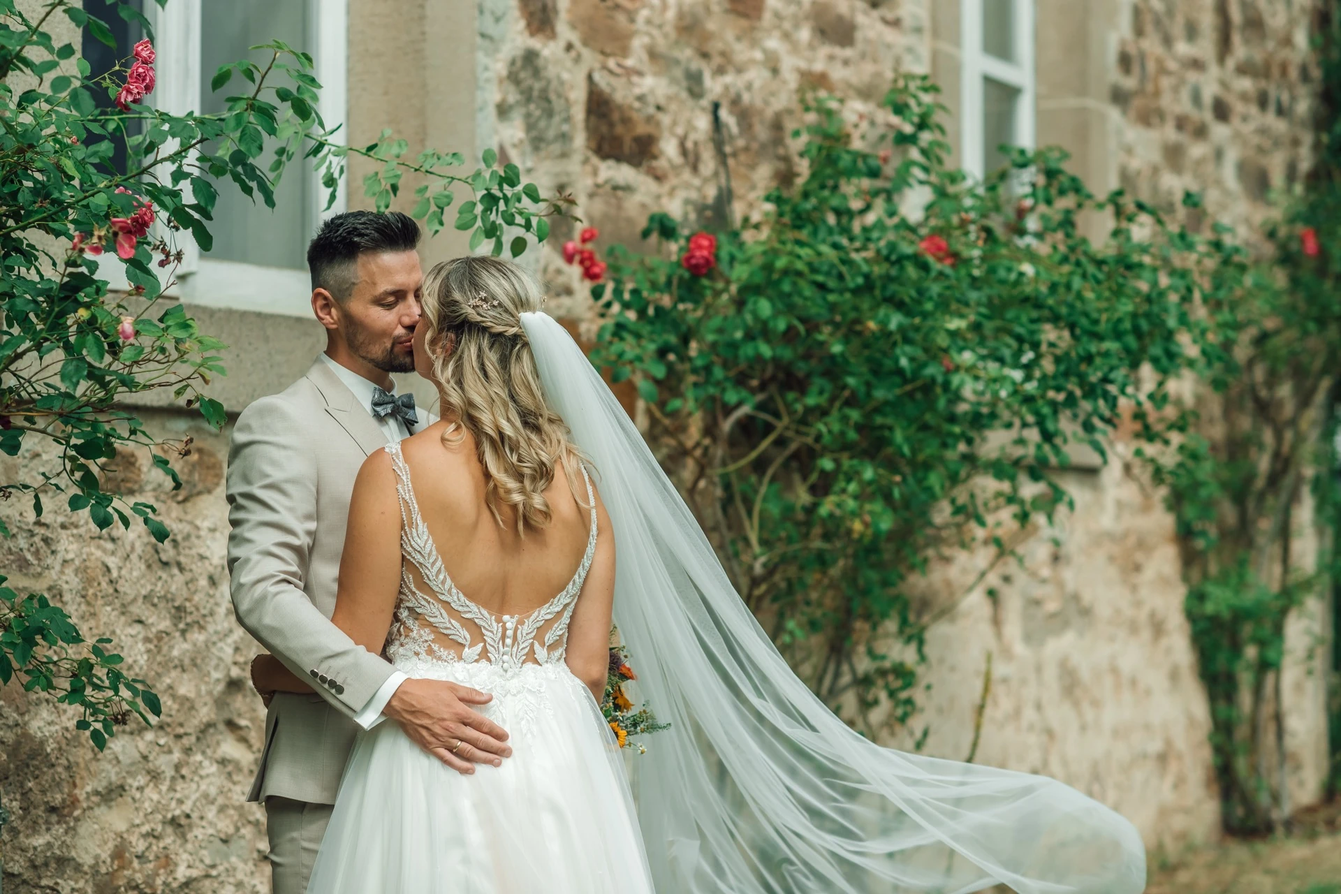 Natürliches Brautpaar-Shooting von Sarah und Tobias vor der Kirche in Sandershausen