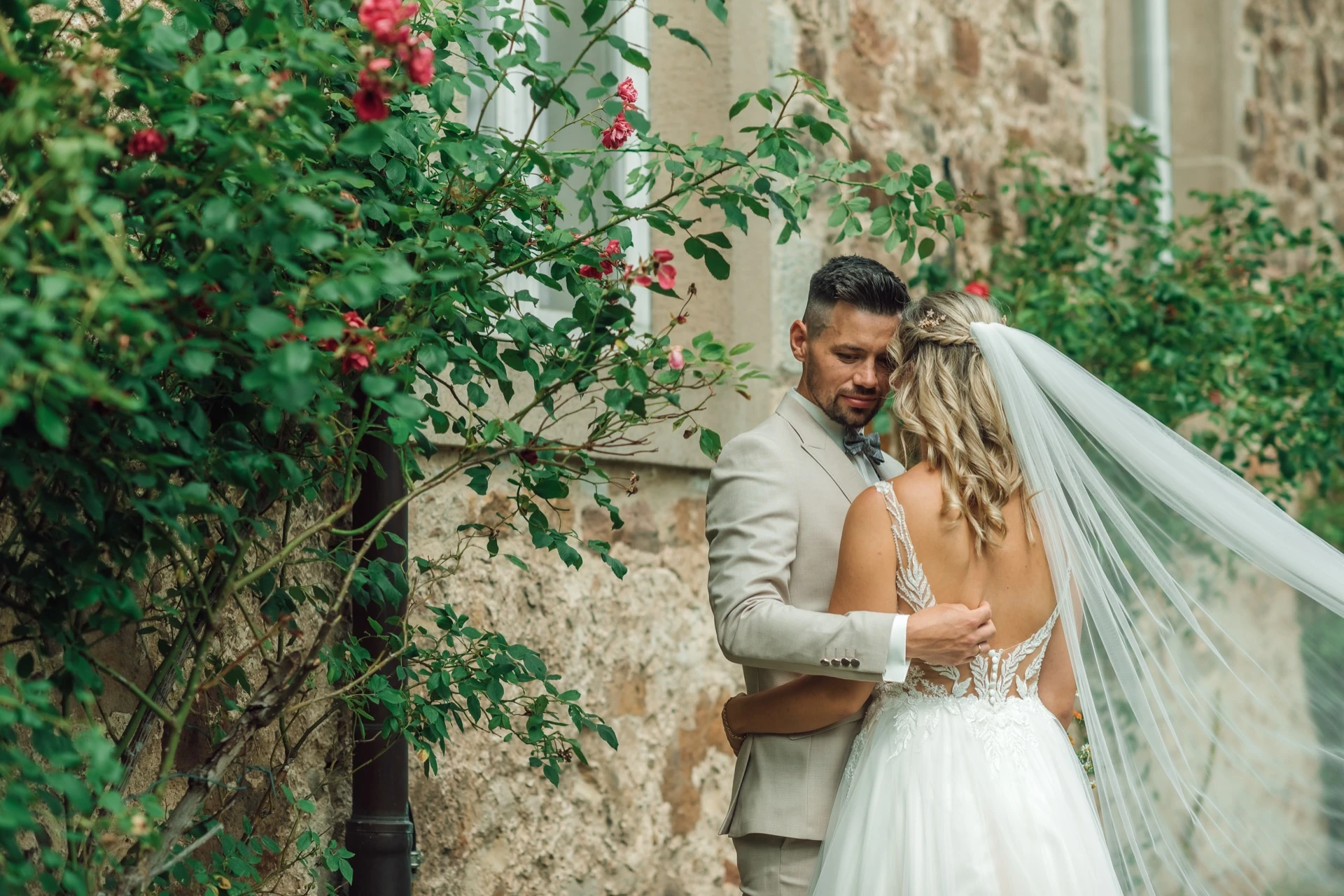 Natürliches Brautpaar-Shooting von Sarah und Tobias vor der Kirche in Sandershausen