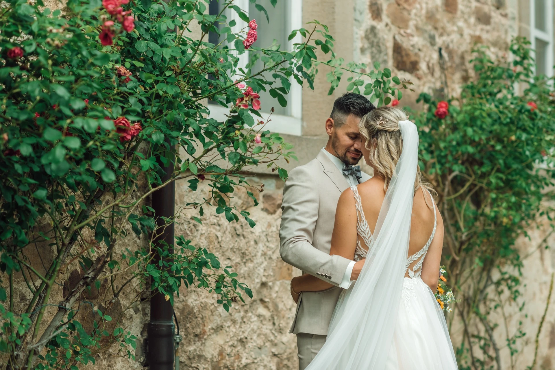 Sarah und Tobias beim Brautpaar-Shooting – Hochzeit auf der Königsalm Kassel