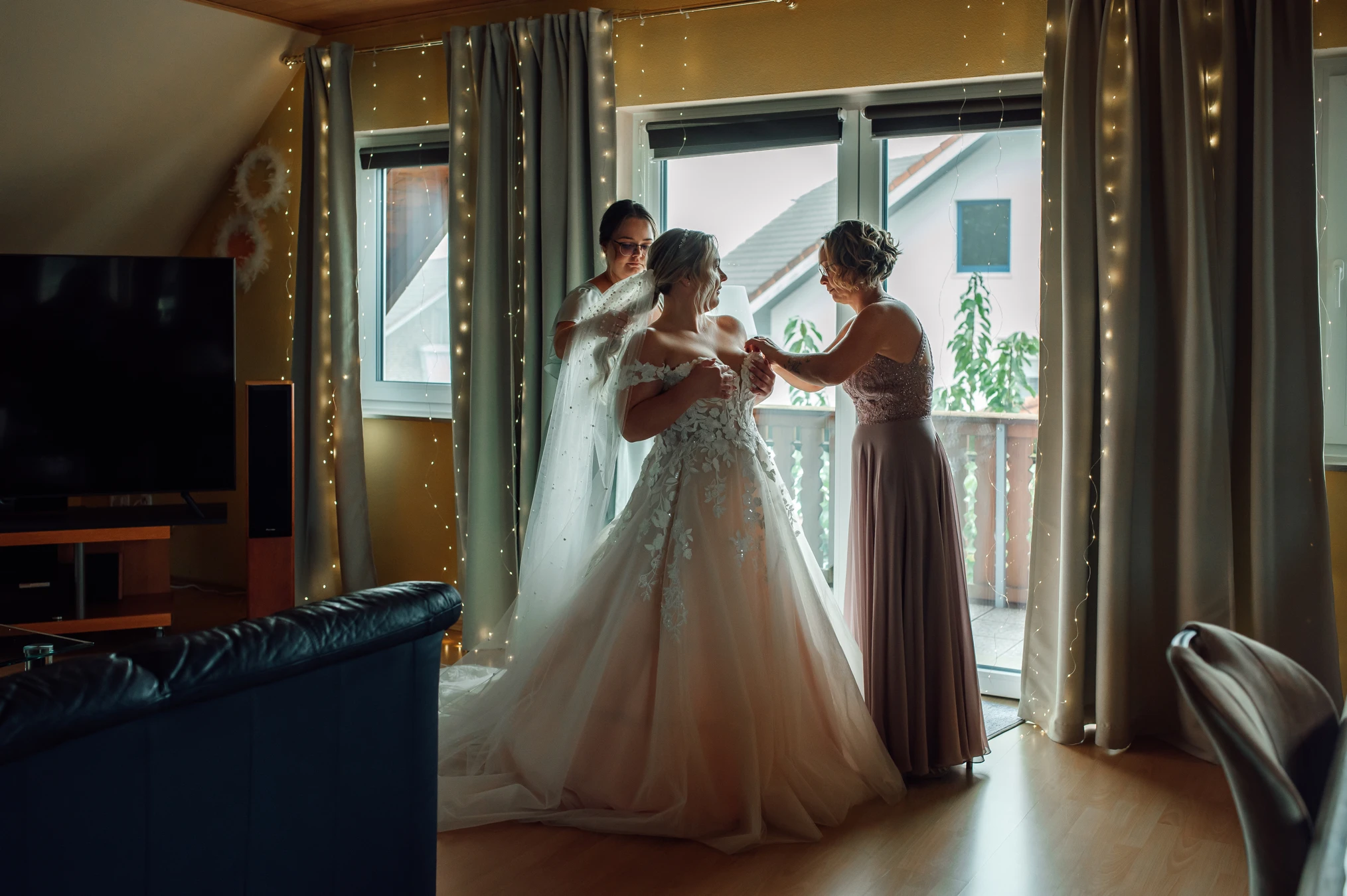 Brautvorbereitung mit ruhiger, intimer Stimmung und weichem Licht