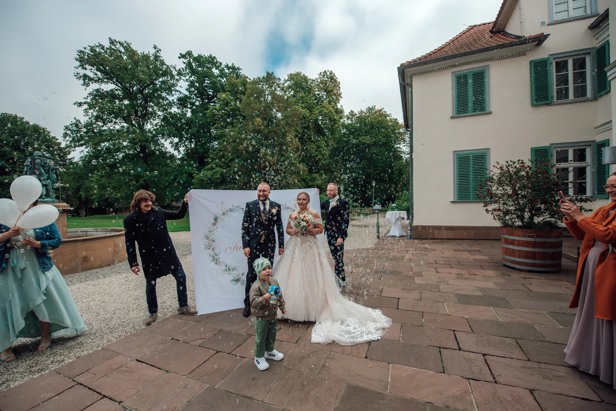 Gäste feiern beim Sektempfang — Hochzeit R &amp; A Kassel