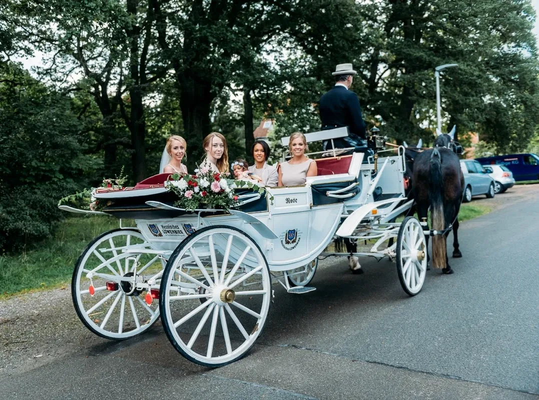 Gäste vor der Kirche — Hochzeit Bad Arolsen — Hochzeit Bad Arolsen