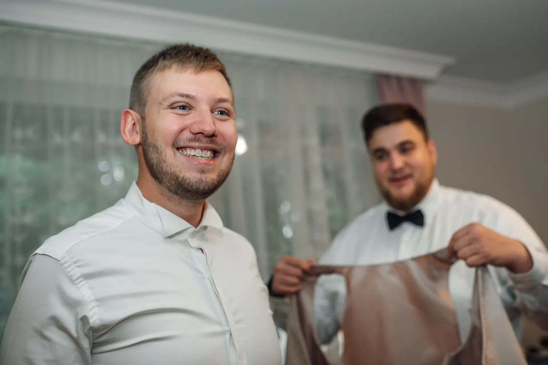Bräutigam Getting Ready — stiller Morgen vor der Hochzeit im Schloss Berlepsch