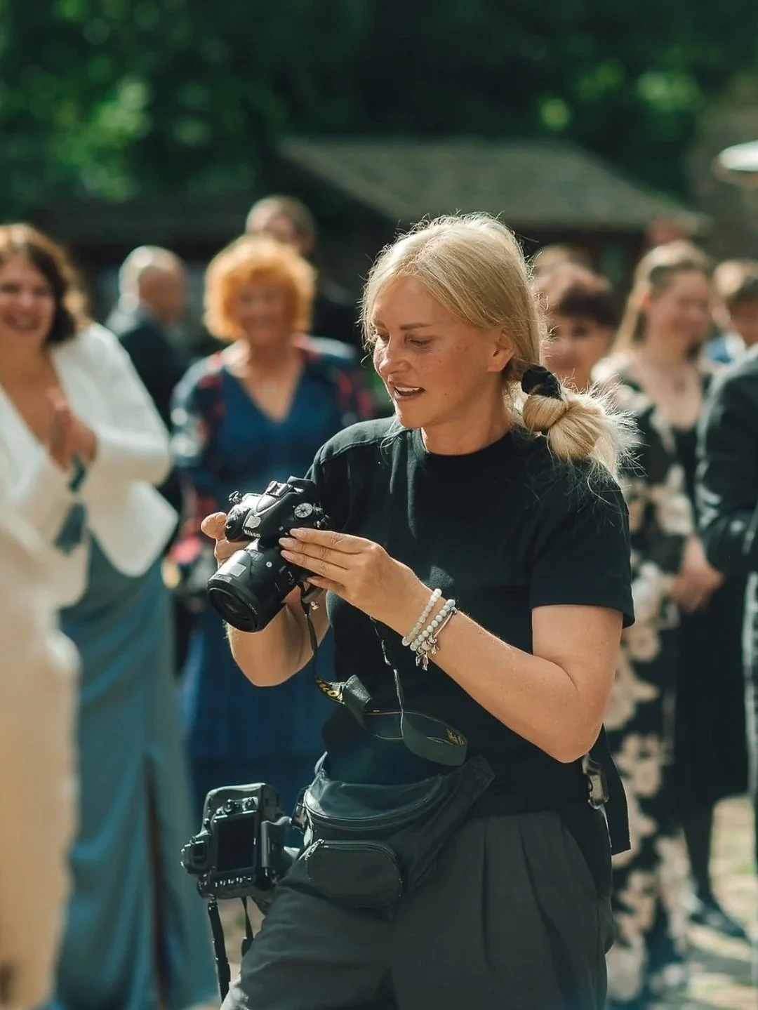 Natalia Tschischik bei der Arbeit als Hochzeitsfotografin
