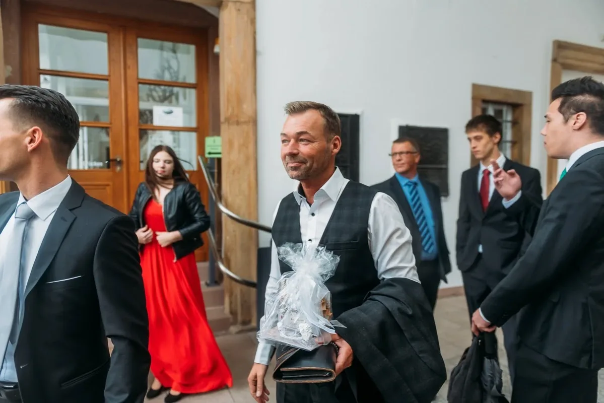 Reportage vor der Kirche Reportage vor der Kirche