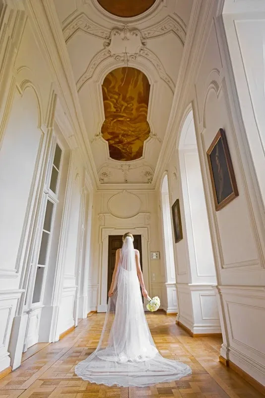 Weitwinkel-Portrait vor dem Schloss Weitwinkel-Portrait vor dem Schloss