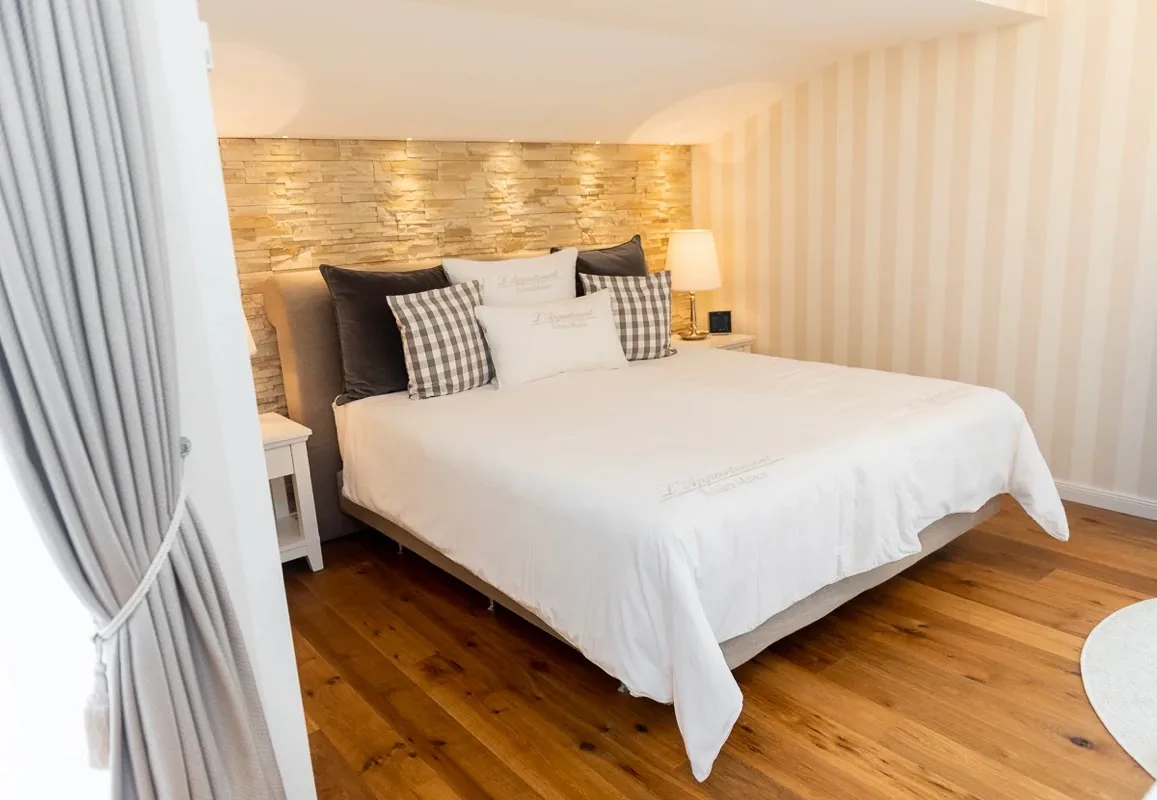 Bräutigam beim Anziehen Bräutigam beim Anziehen