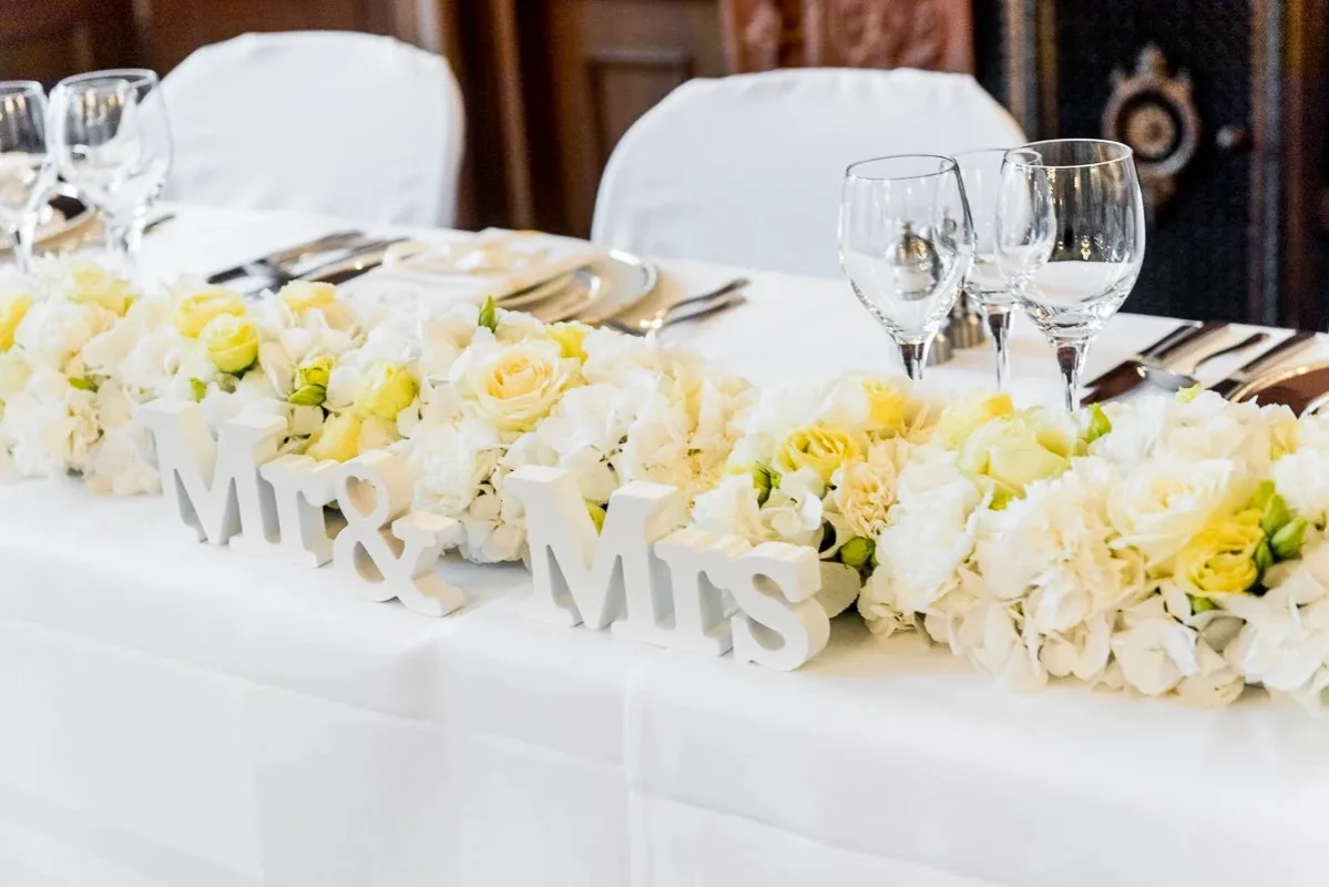 Gäste beim Anstoßen