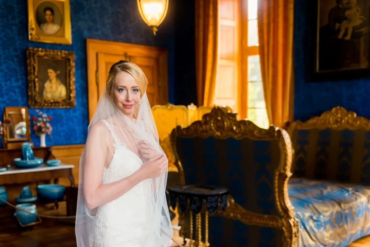 Brautpaar umarmend Brautpaar umarmend