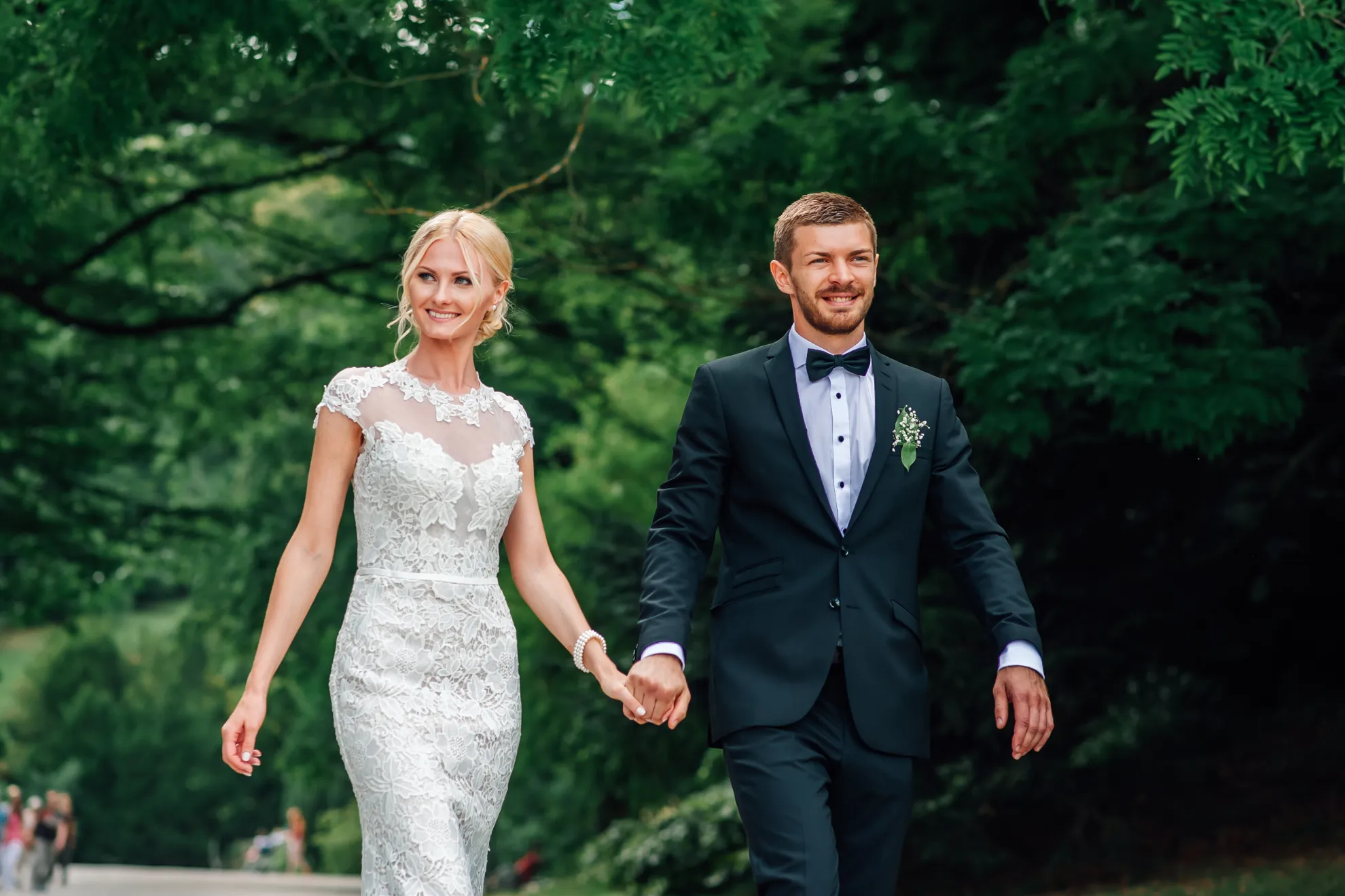 Brautpaar in den Alleen des Bergparks Wilhelmshöhe