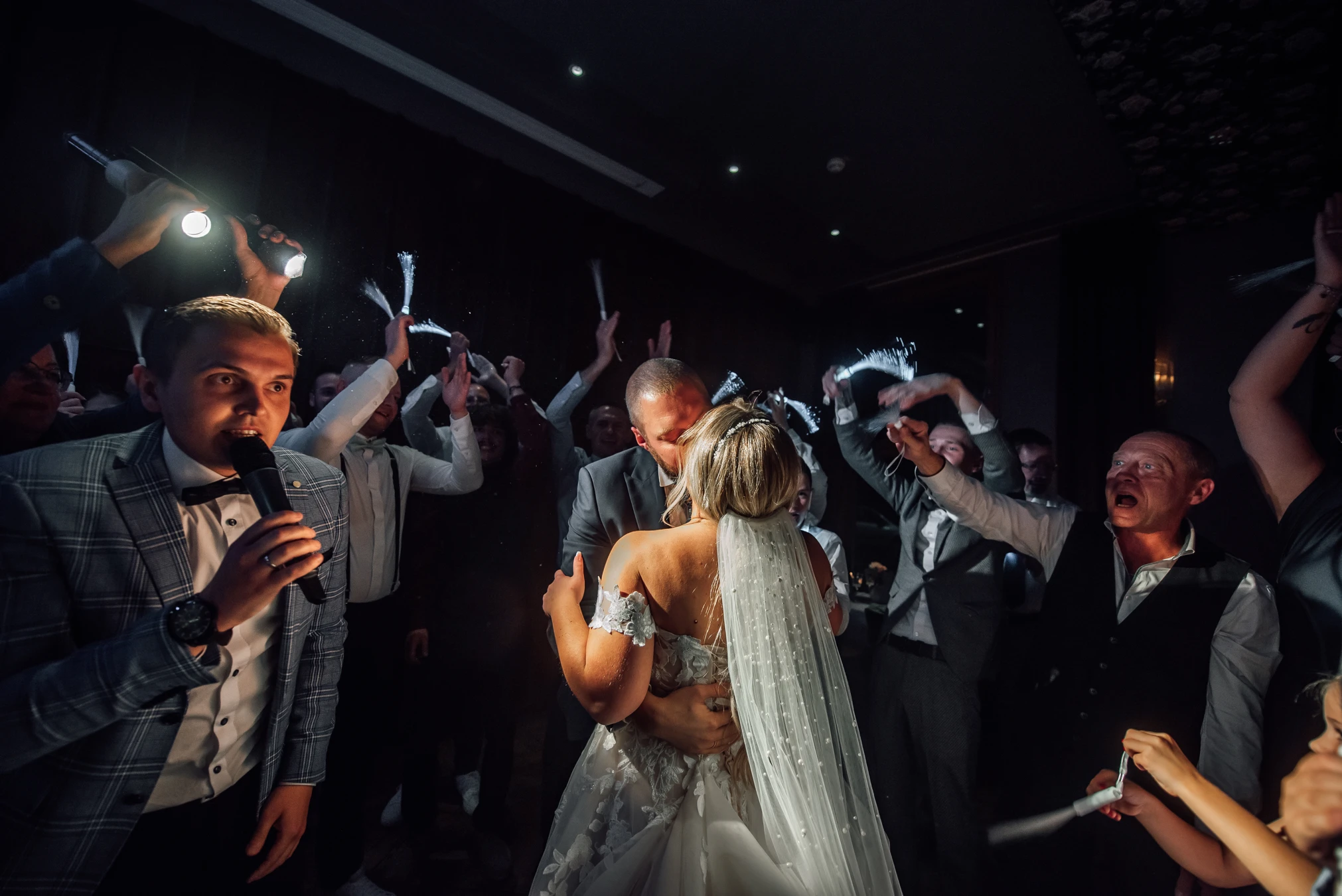 Hochzeitsparty Renthof Kassel — tanzende Gäste im Gewölbe