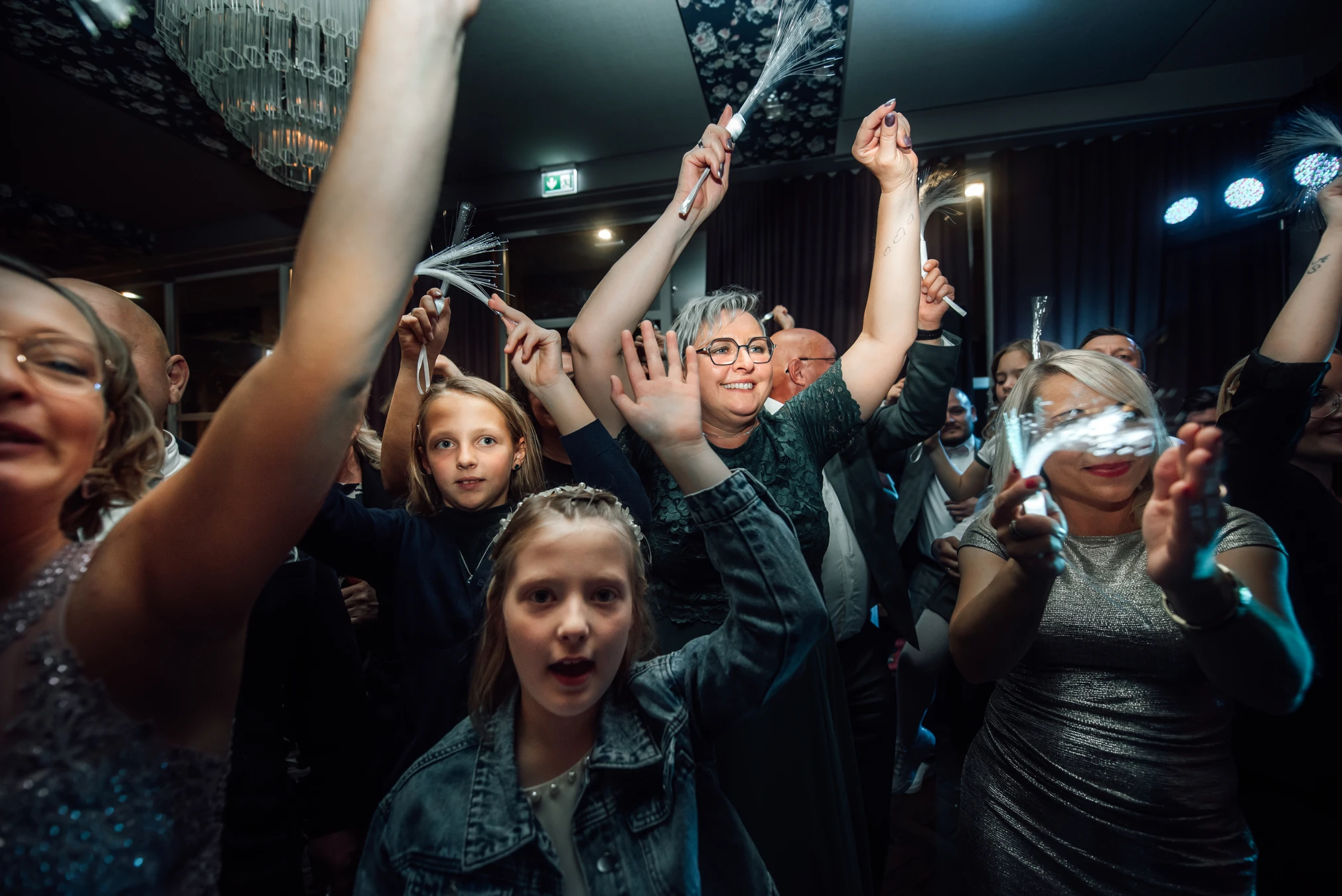 Feiernde Hochzeitsgäste im Renthof — Hochzeitsreportage Natalia Tschischik