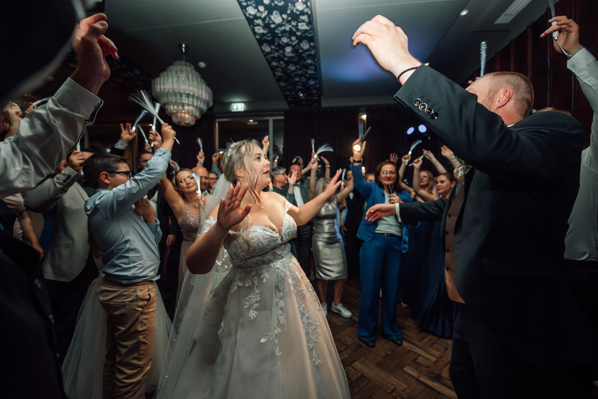 Hochzeitsparty Kassel — Brautpaar und Gäste auf der Tanzfläche