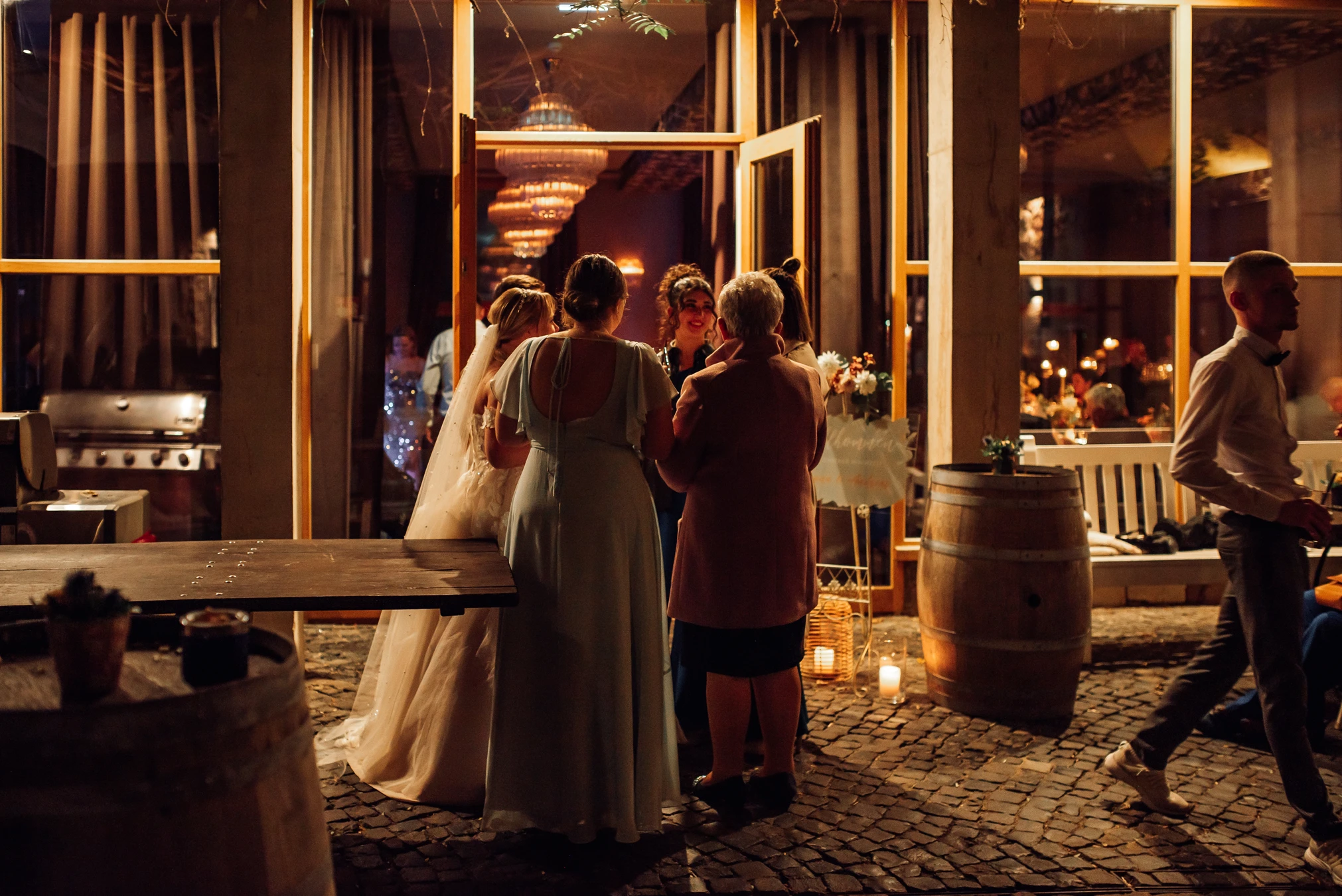 Hochzeitsgäste tanzen — Party im historischen Renthof Kassel