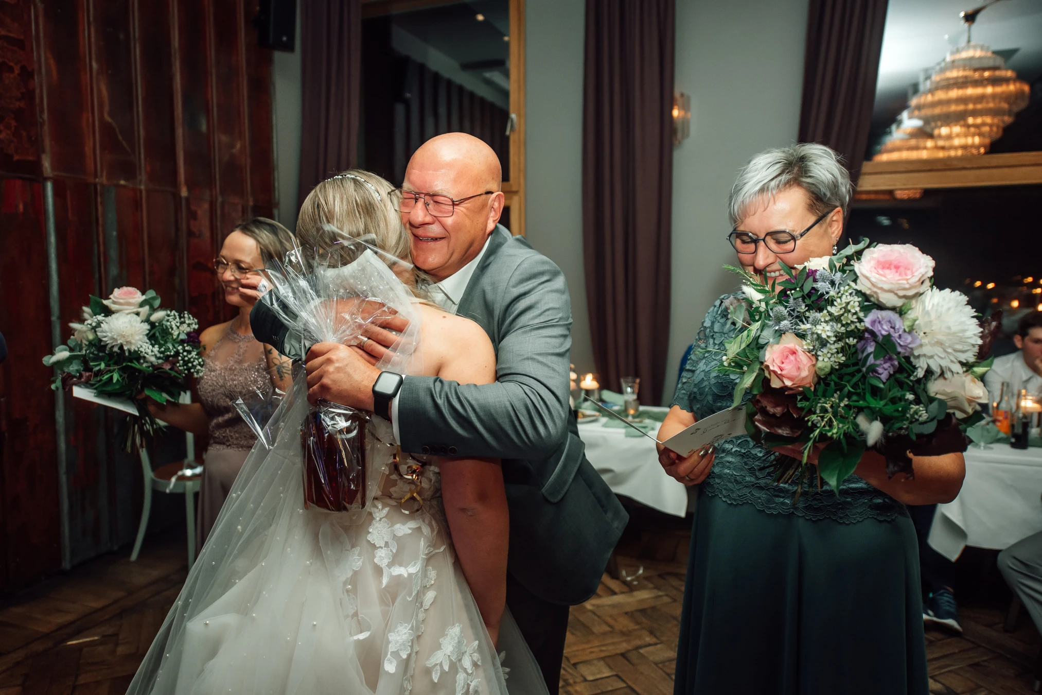 Hochzeitstorte Anschneiden — gemeinsamer Moment des Brautpaares