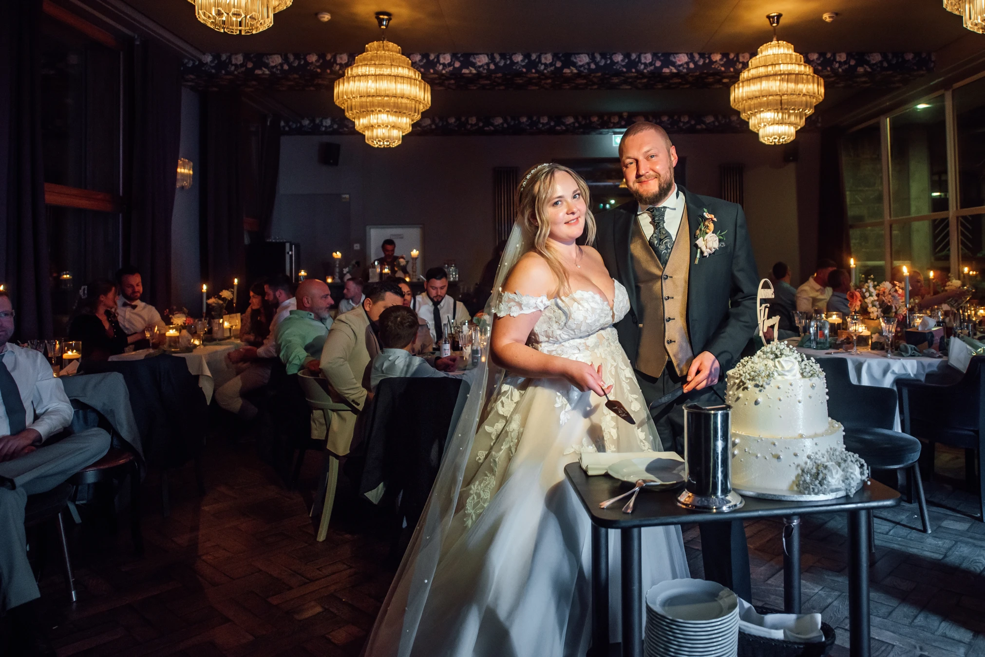 Brautpaar schneidet Hochzeitstorte an — Hochzeitsfeier Renthof Kassel