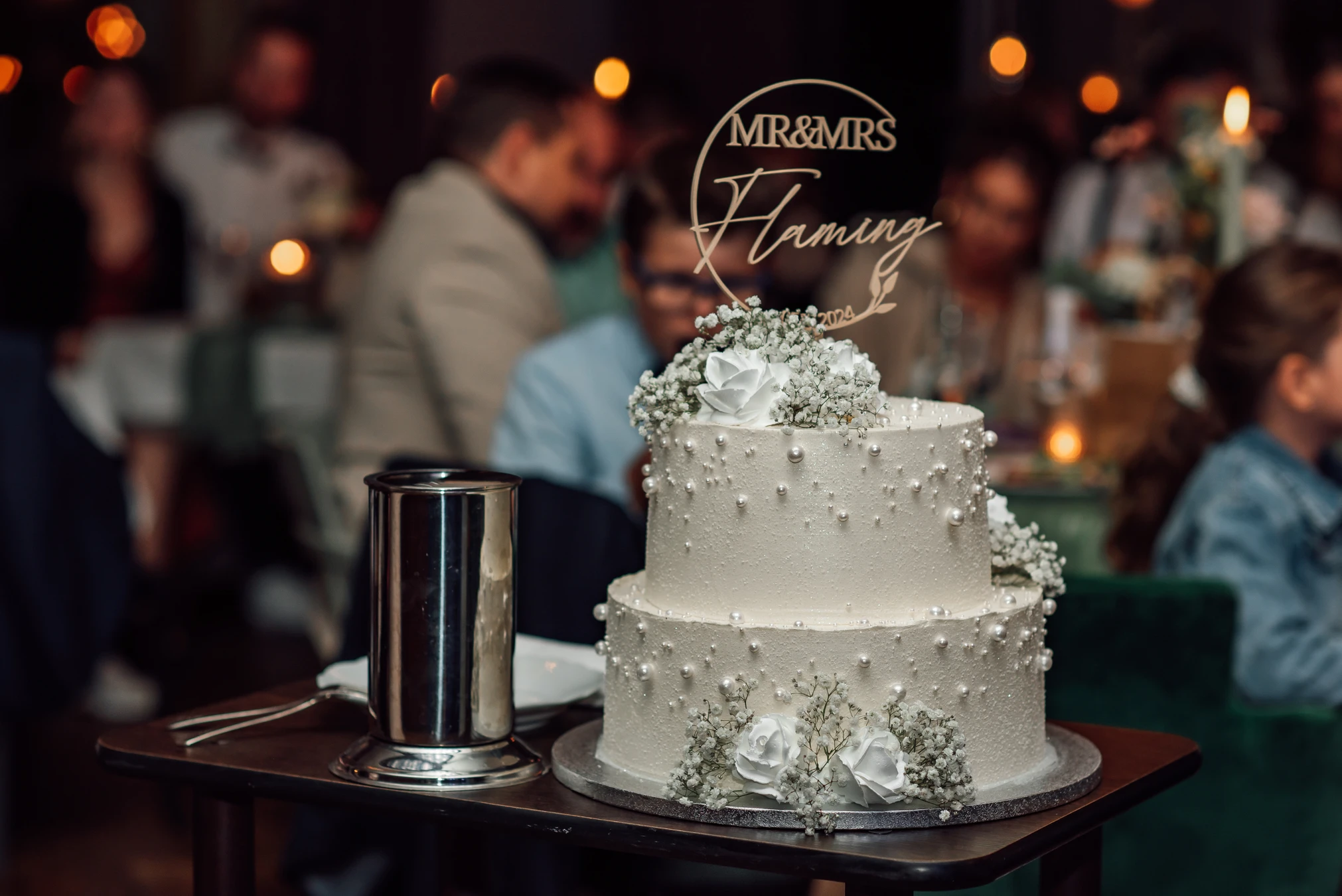 Lachen beim Anschneiden der Torte — Hochzeitsreportage Renthof Kassel