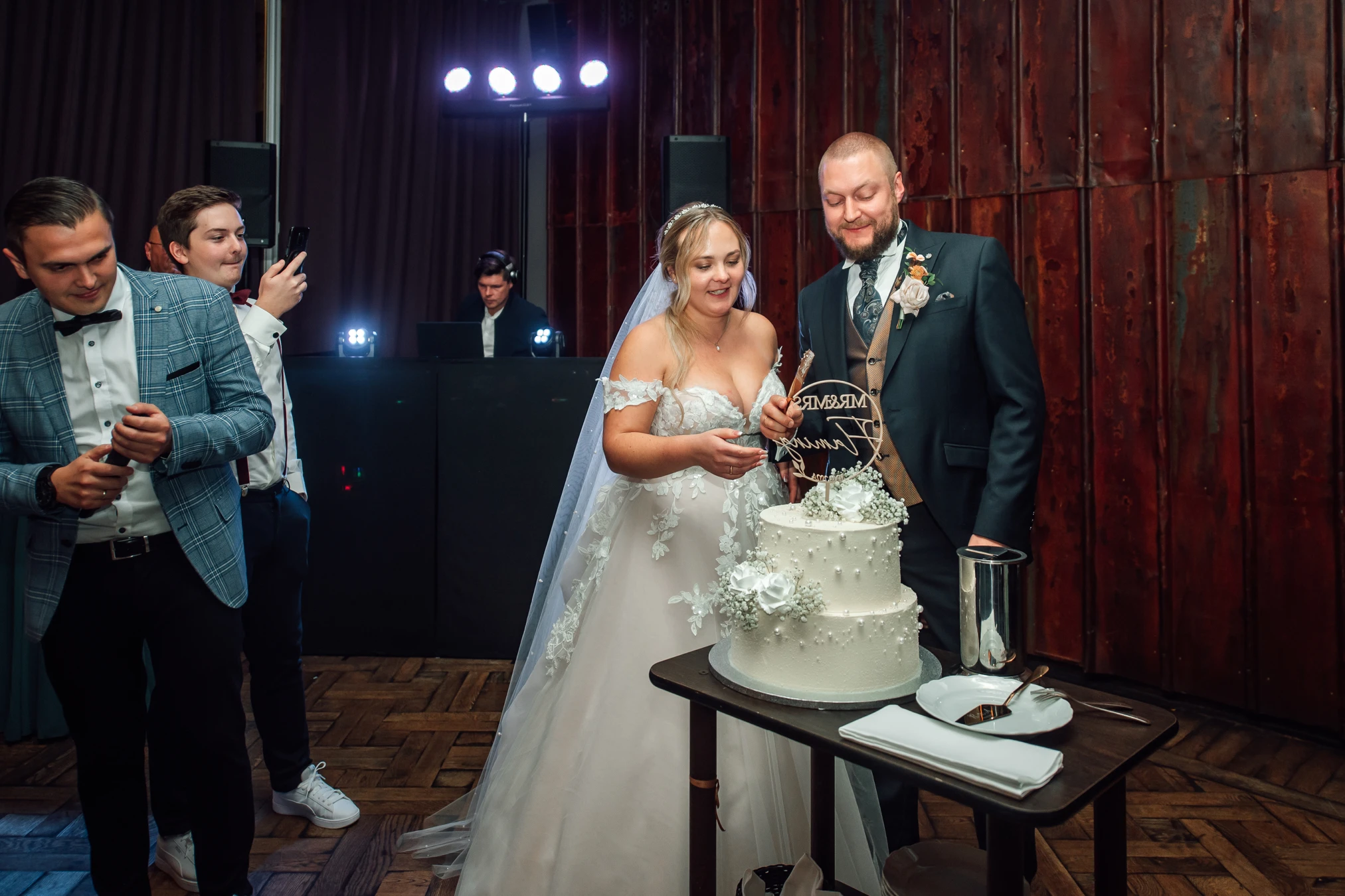 Hochzeitstorte im Renthof Kassel — Detail der Dekoration und des Anschneidens